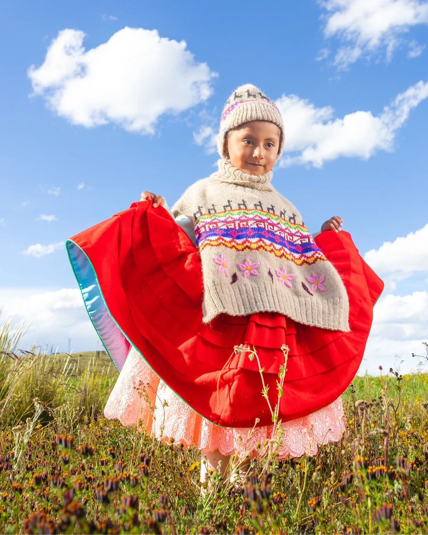 Les enfants d&rsquo;aujourd&rsquo;hui sont les anc&ecirc;tres de demain. 
Gimena incarne cette sagesse &eacute;ternelle en portant le Mini Poncho Inca et le Chullo Inca &mdash; des symboles de transmission, de chaleur et de m&eacute;moire. 🌞🧶✨

#am