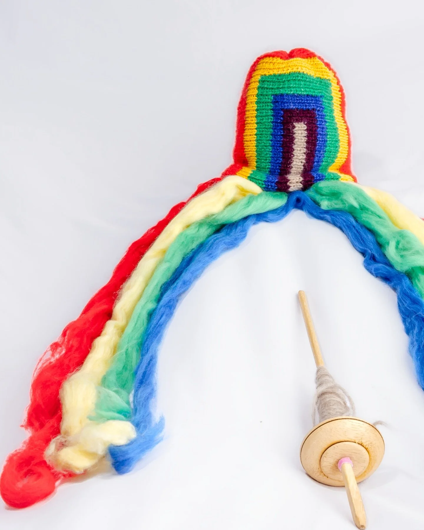 Chaque fin d&rsquo;arc-en-ciel est le d&eacute;but d&rsquo;un nouveau r&ecirc;ve&hellip; Le Beanie Rainbow en fera partie cette saison. ✨
Rendez-vous le 25 ao&ucirc;t pour l&rsquo;adopter.
#rainbow #stilllife #wool #photography #handknit #slowfashion
