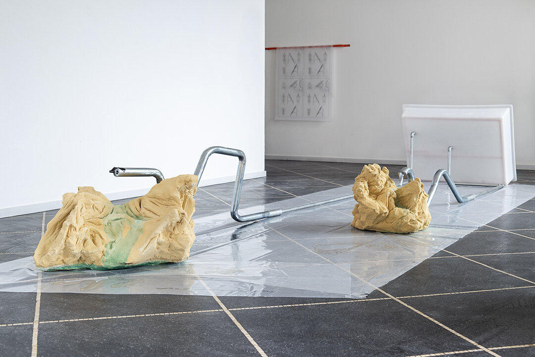 A Timeline Starting on the Surface, material world, part 1, 2020-2021,
marl, copper oxide, galvanized steel pipes, powder-coated steel, plastic basin, water, plastic bags, soil
83 x 670 x 195 cm