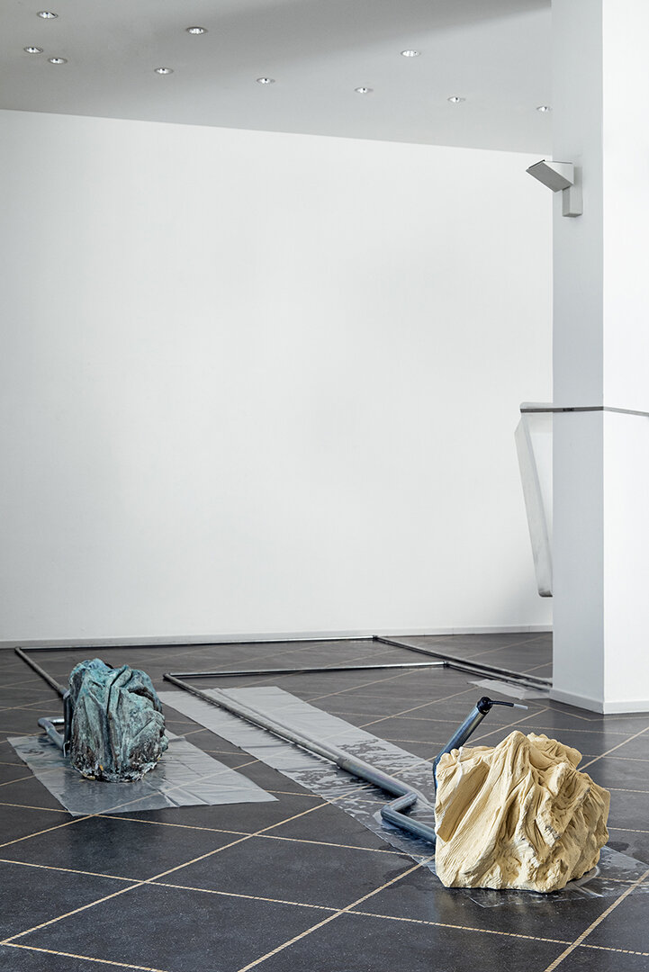 A Timeline Starting on the Surface, material world, part 2, 2020-2021,
marl, copper oxide, galvanized steel pipes, powder-coated steel, plastic basin, water, plastic bags, soil 83 x 670 x 195 cm, installation view