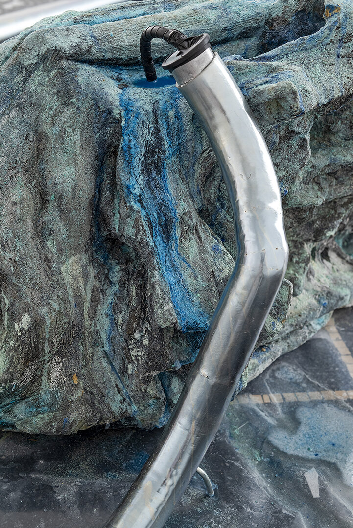A Timeline Starting on the Surface, material world, part 2, 2020-2021,
marl, copper oxide, galvanized steel pipes, powder-coated steel, plastic basin, water, plastic bags, soil 83 x 670 x 195 cm,
detail