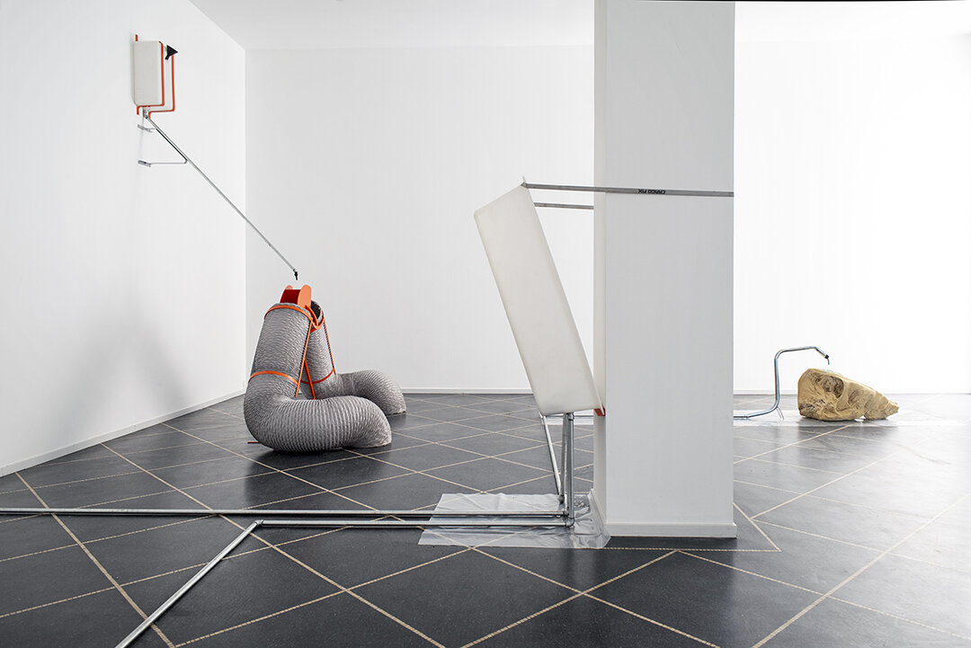 A Timeline Starting on the Surface, material world, part 2 and machine pt. 3/3, 2020-2021,
marl, copper oxide, galvanized steel pipes, powder-coated steel, plastic basin, water, plastic bags, soil 83 x 670 x 195 cm,
detail