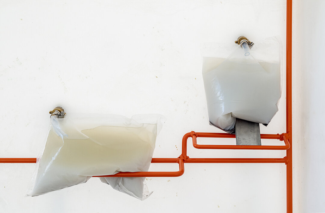 A Timeline Starting on the Surface, material world, part 1, 2020-2021,
marl, copper oxide, galvanized steel pipes, powder-coated steel, plastic basin, water, plastic bags, soil 83 x 670 x 195 cm,
Detail