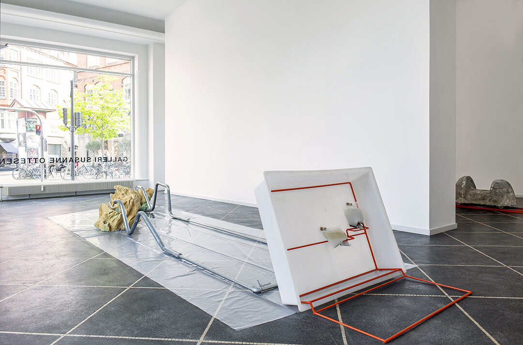Untitled (A Timeline Starting on the Surface, material world, part 1), 2020-2021,
marl, copper oxide, galvanized steel pipes, powder coated steel, plastic basin, water, plastic bags, soil
83 x 670 x 195 cm