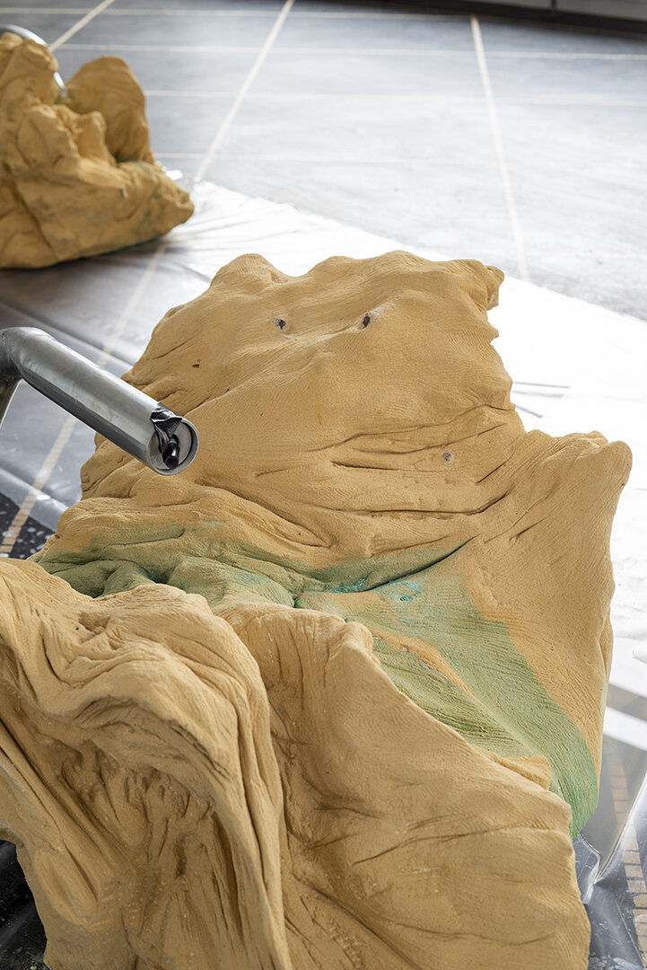 A Timeline Starting on the Surface, material world, part 1, 2020-2021,
marl, copper oxide, galvanized steel pipes, powder-coated steel, plastic basin, water, plastic bags, soil 83 x 670 x 195 cm,
Detail