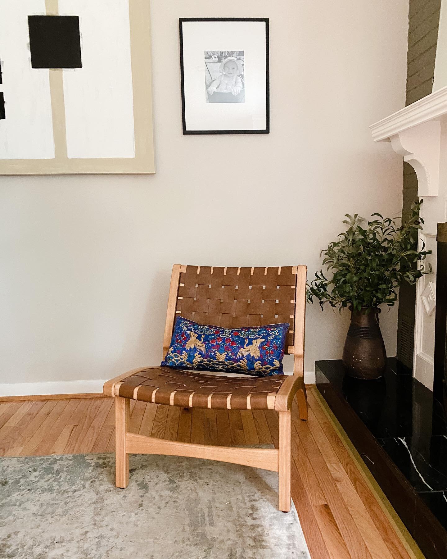 Love a little unexpected pop of color 🌈 
.
.
.
.
#lennonnorainteriordesign #interiordesign #interiors #design #sittingarea #color #housebeautiful #betterhomesandgardens #transitional #homes #homedecor #sittingroom #pillows