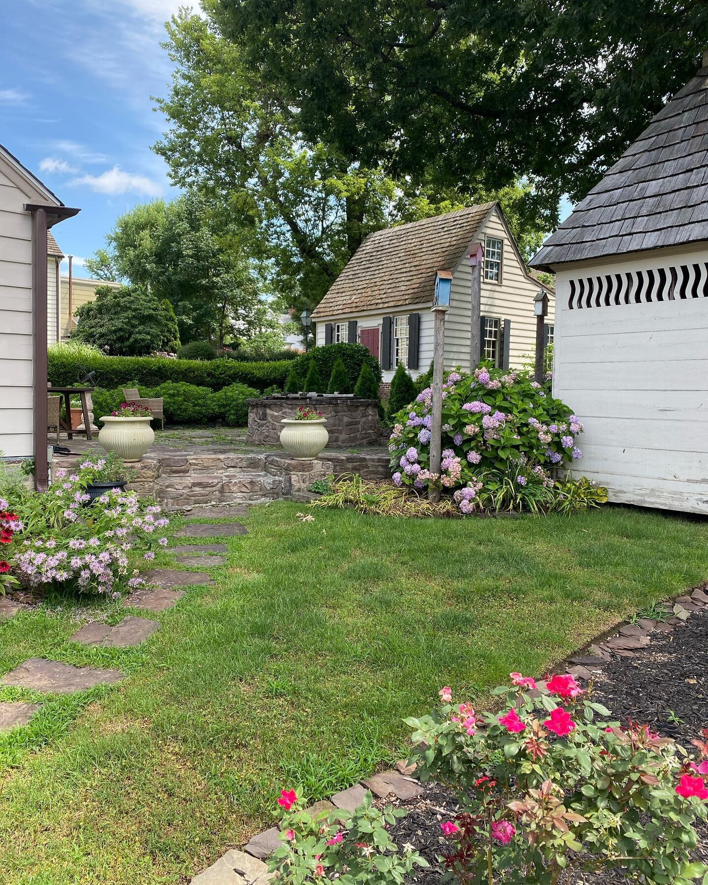 I&rsquo;ve always been so inspired by all of the historic architecture we have around our area and the charm of it all. How charming is this? 😍
.
.
.
#designinspo #historicpreservation 
#lennonnorainteriordesign #interiordesign #interiors #design #i