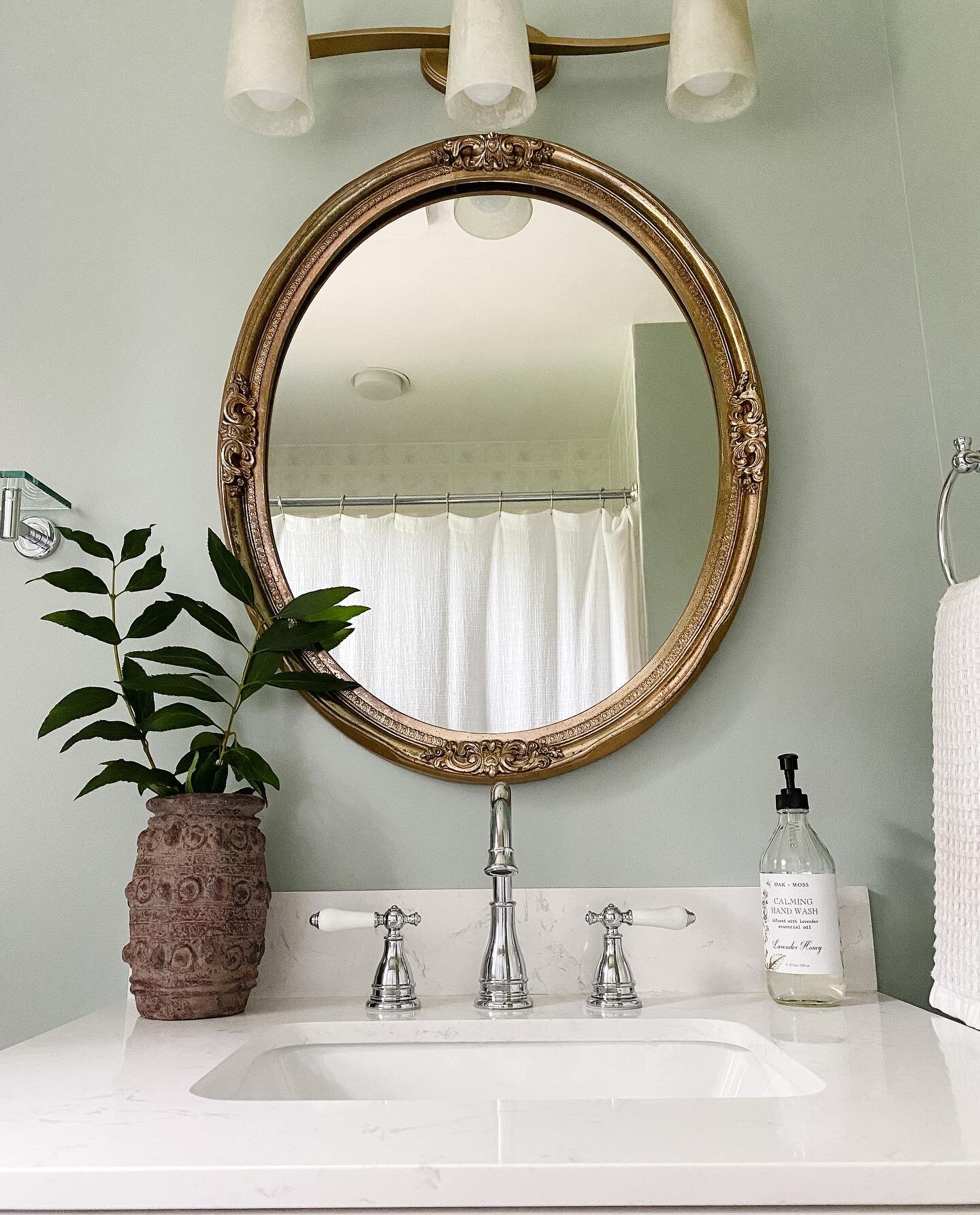 Mirror, mirror on the wall&hellip; who&rsquo;s the fairest of them all? 💫 By @lennonnorainteriors 
.
.
.
.
#lennonnorainteriordesign #interiordesign #interiors #design #bathroom #bathroomdesign #vintage #vintagemirror #mirror #housebeautiful #mixedm