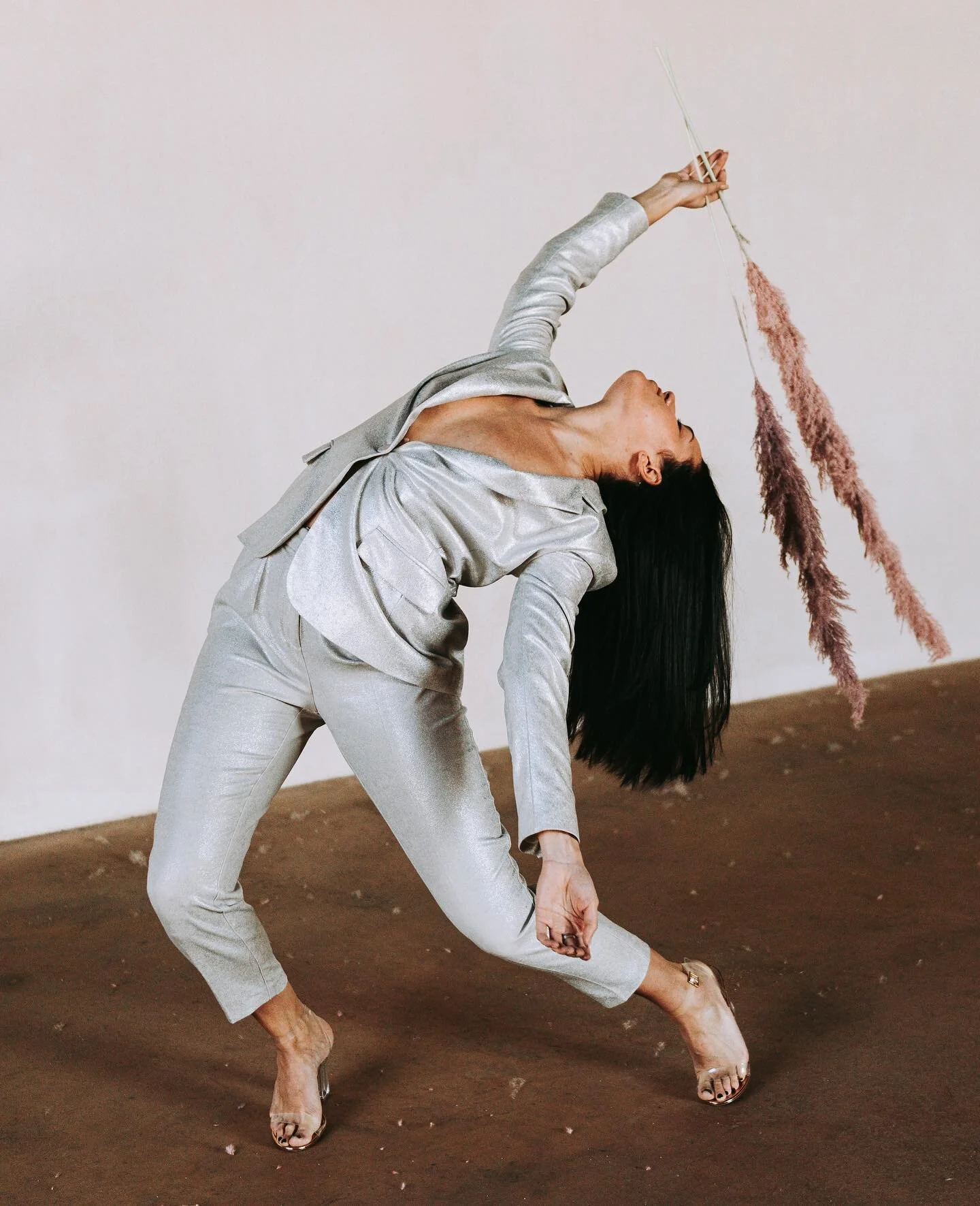 Wishing we could go back to last Saturday when the sun was shining and my winter coat was still hanging in the closet. 

Also I think everyone should own a silver pant suit! 🤍