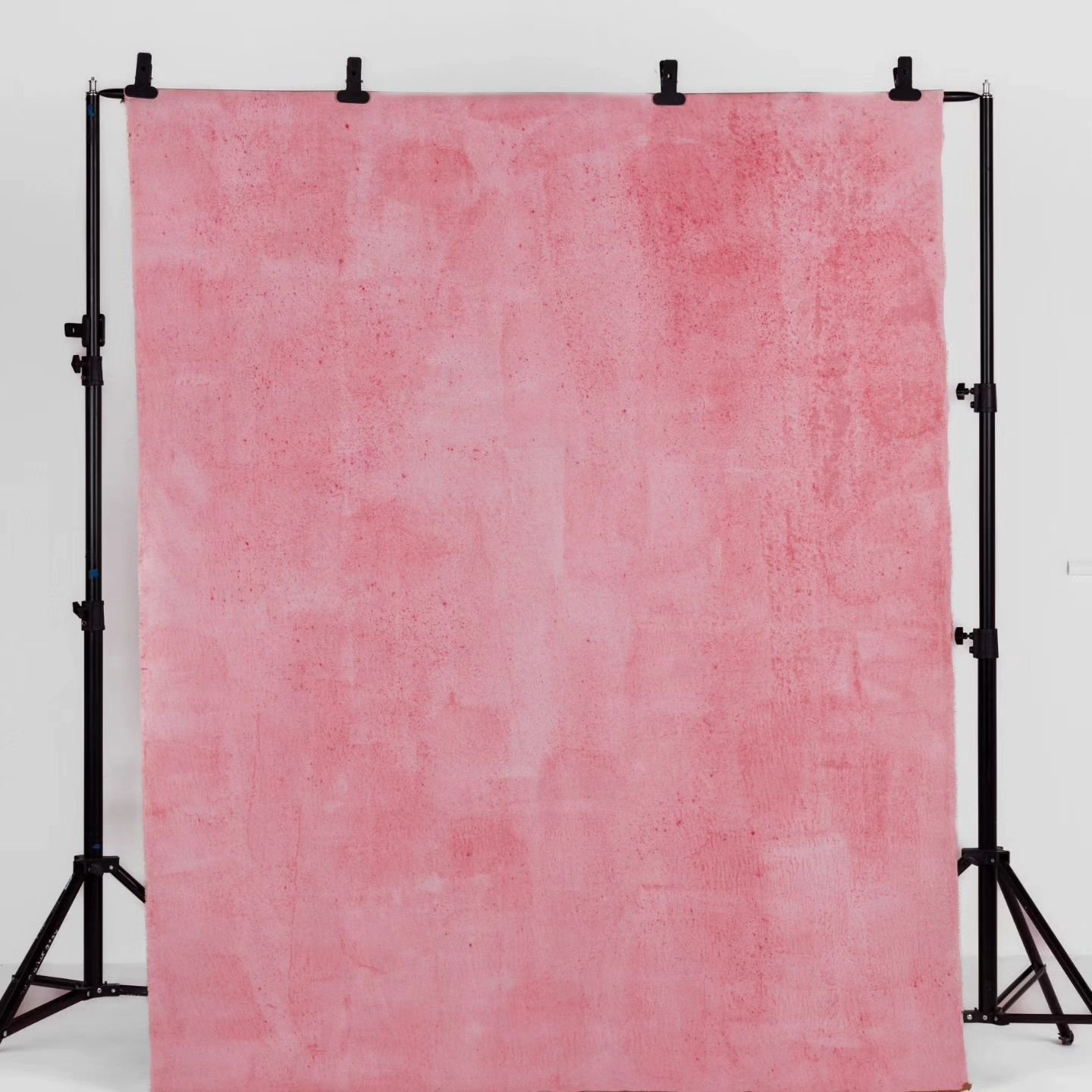 Nowe tła od @silesiabackdrops już dostępne w studio! Model Water Pink to delikatne tło o bardzo przyjemnym kolorze akwarelowego r&oacute;żu. Idealnie sprawdzi się w kobiecych sesjach wizerunkowych z jasną stylizacją. Tło przeznaczone do indywidualnyc