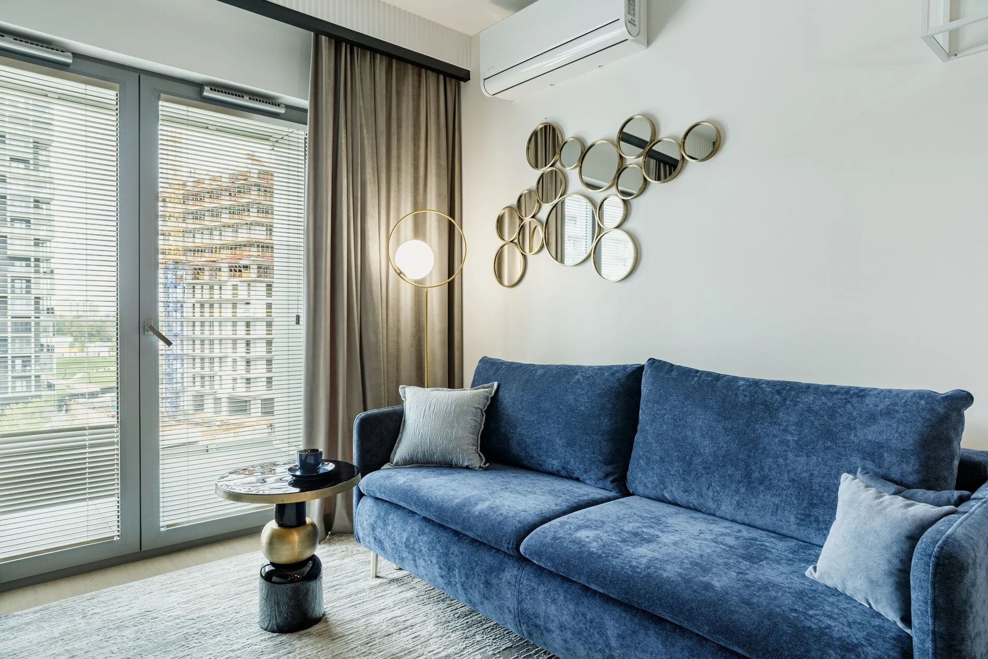 sesja zabudowy stolarskiej, meble na wymiar, niebieska sofa