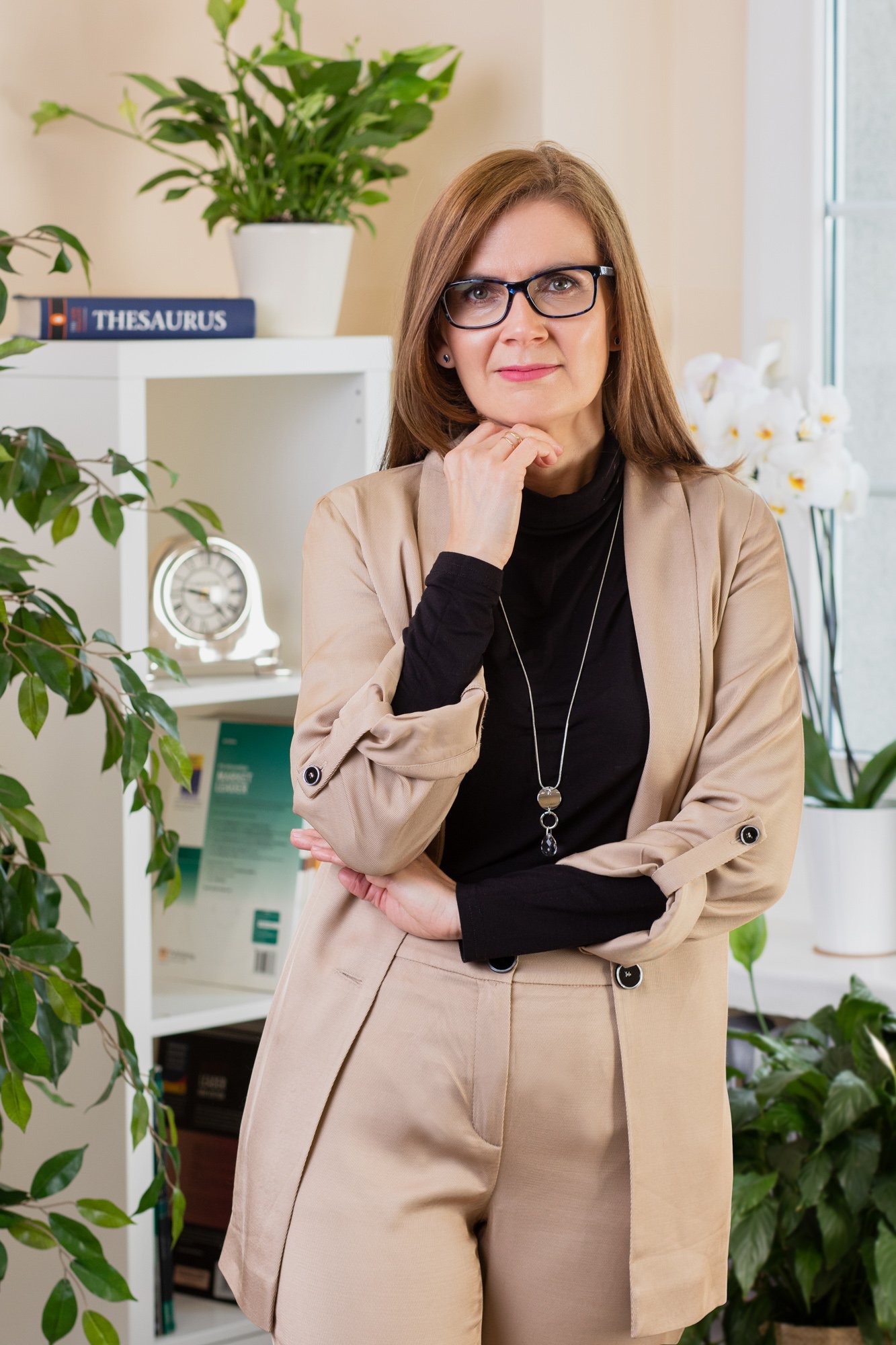 portret biznesowy prezeski szkoły językowej na tle sali szkolnej