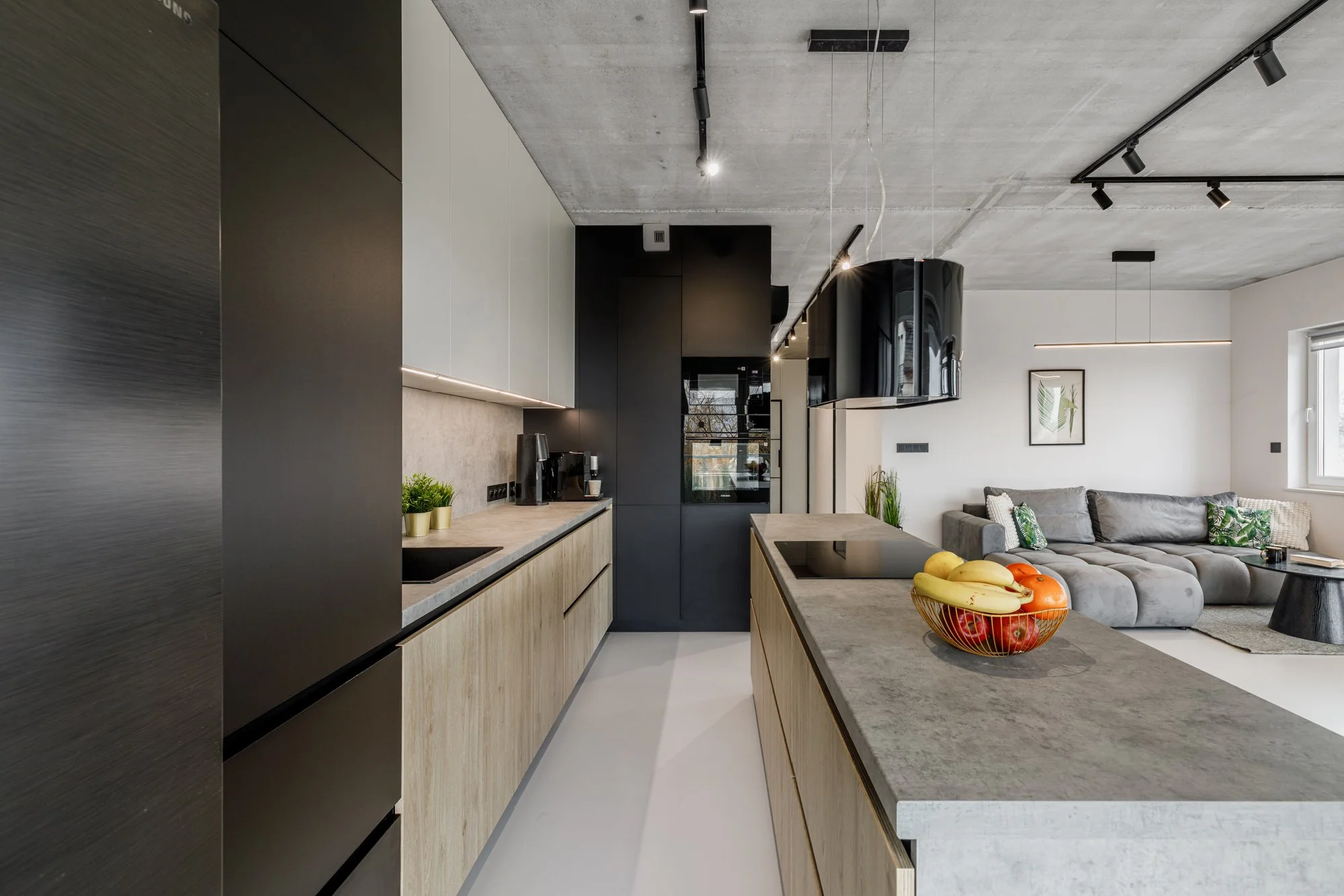 sesja nieruchomości, szare wnętrze typu loft, beton i ciemne meble, minimalizm