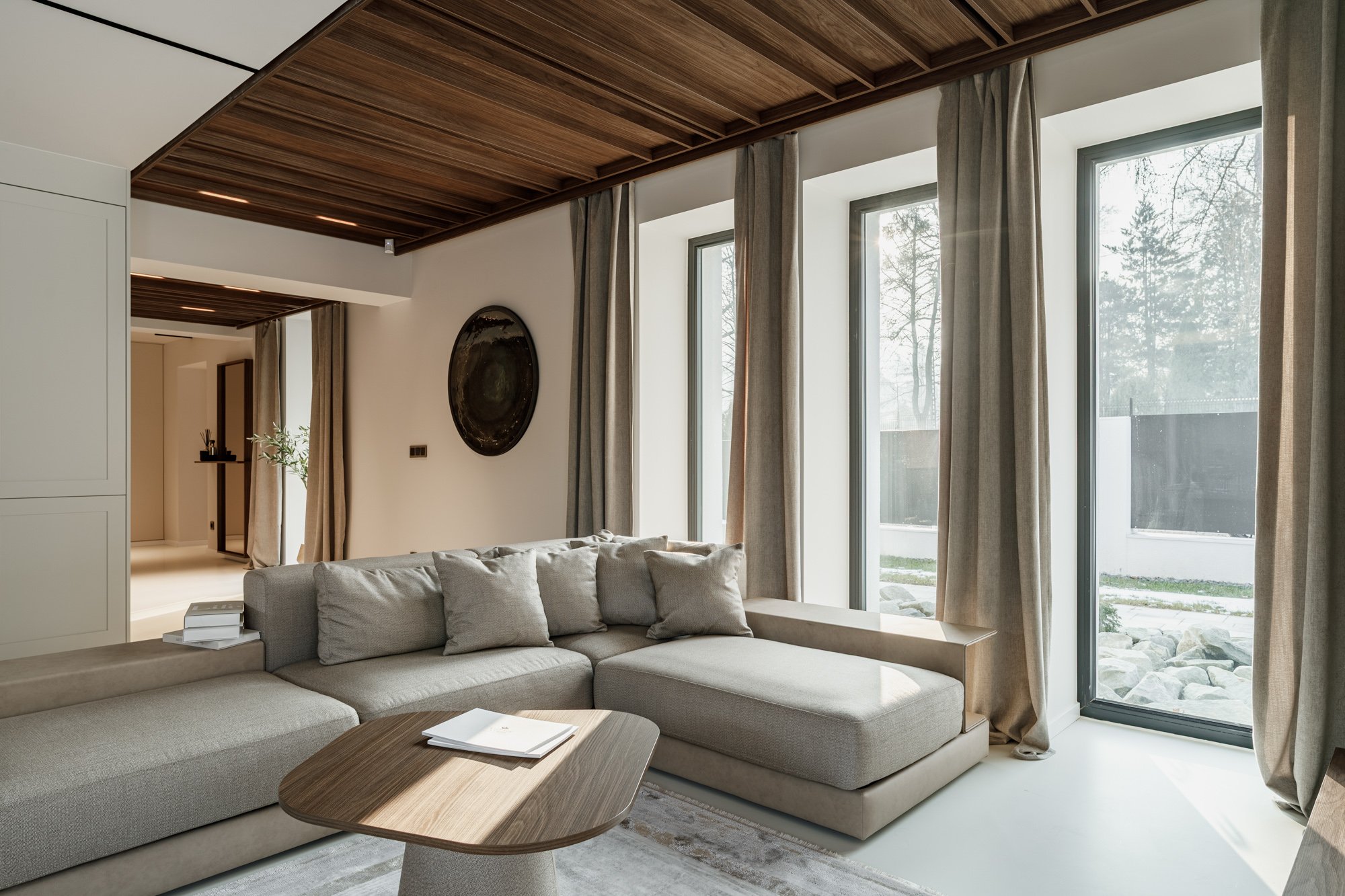 sesja nieruchomości, nowoczesny salon w beżowych tonacjach