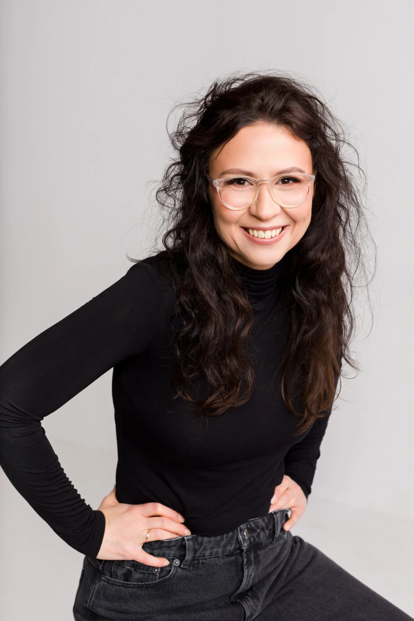 portret szefowej firmy, graficzki i fotografki w czarnym golfie, sesja w studio