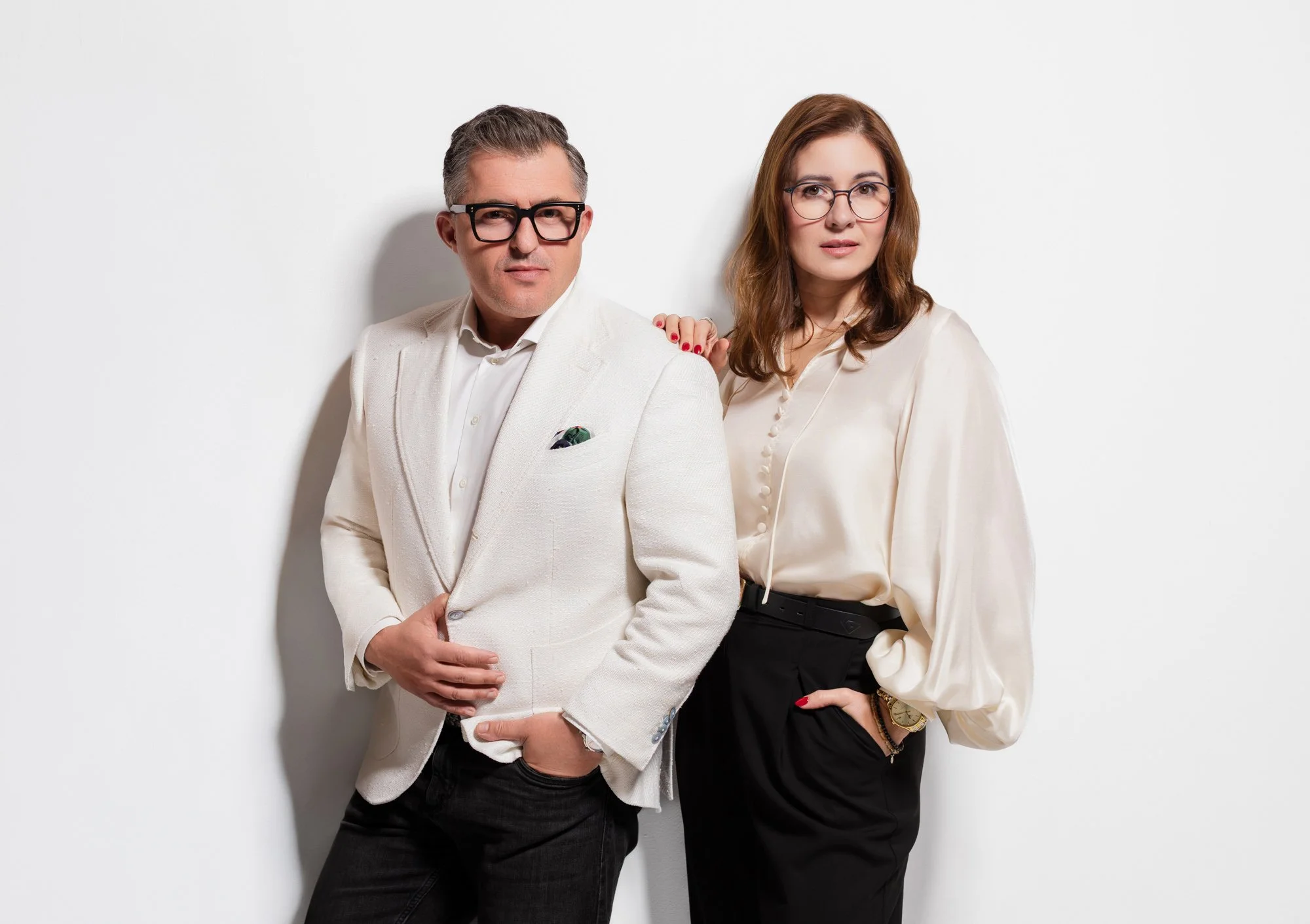 portret CEO kobiety i mężczyzny podczas sesji wizerunkowej w studio, białe marynarki, ciemne spodnie, luksusowy wygląd