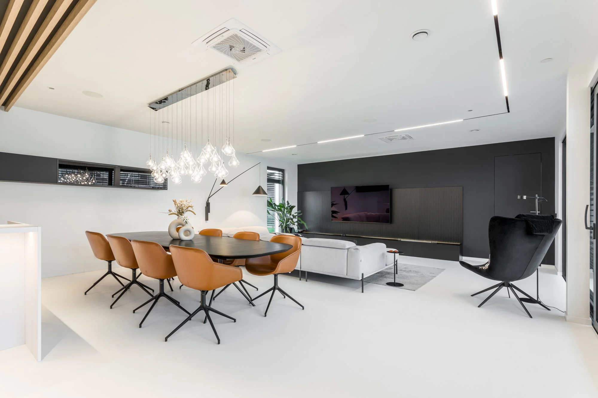 sesja zabudowy stolarskiej, meble na wymiar, minimalistyczny salon z czarną ścianą, duży stół jadalny