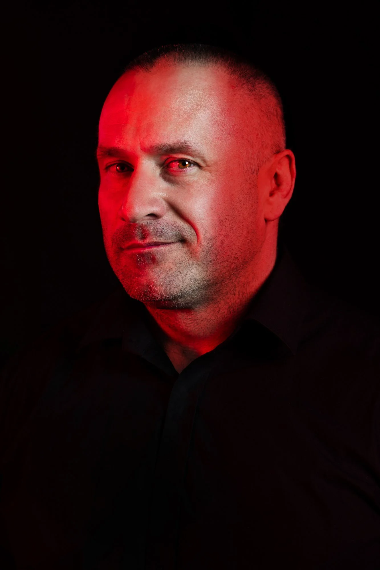 portret wizerunkowy mężczyzny, trenera personalnego, na czarnym tle