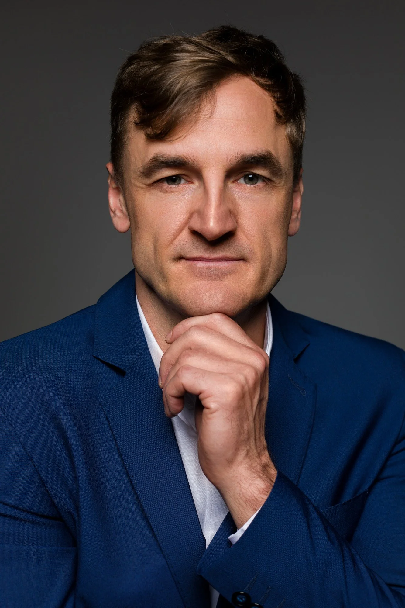 CEO mężczyzna w średnim wieku pozuje do bliskiego portretu biznesowego z ręką przy podbródku