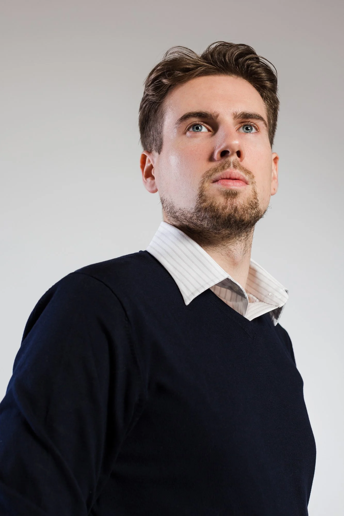 portret biznesowy CEO firmy, mężczyzna patrzy w dal