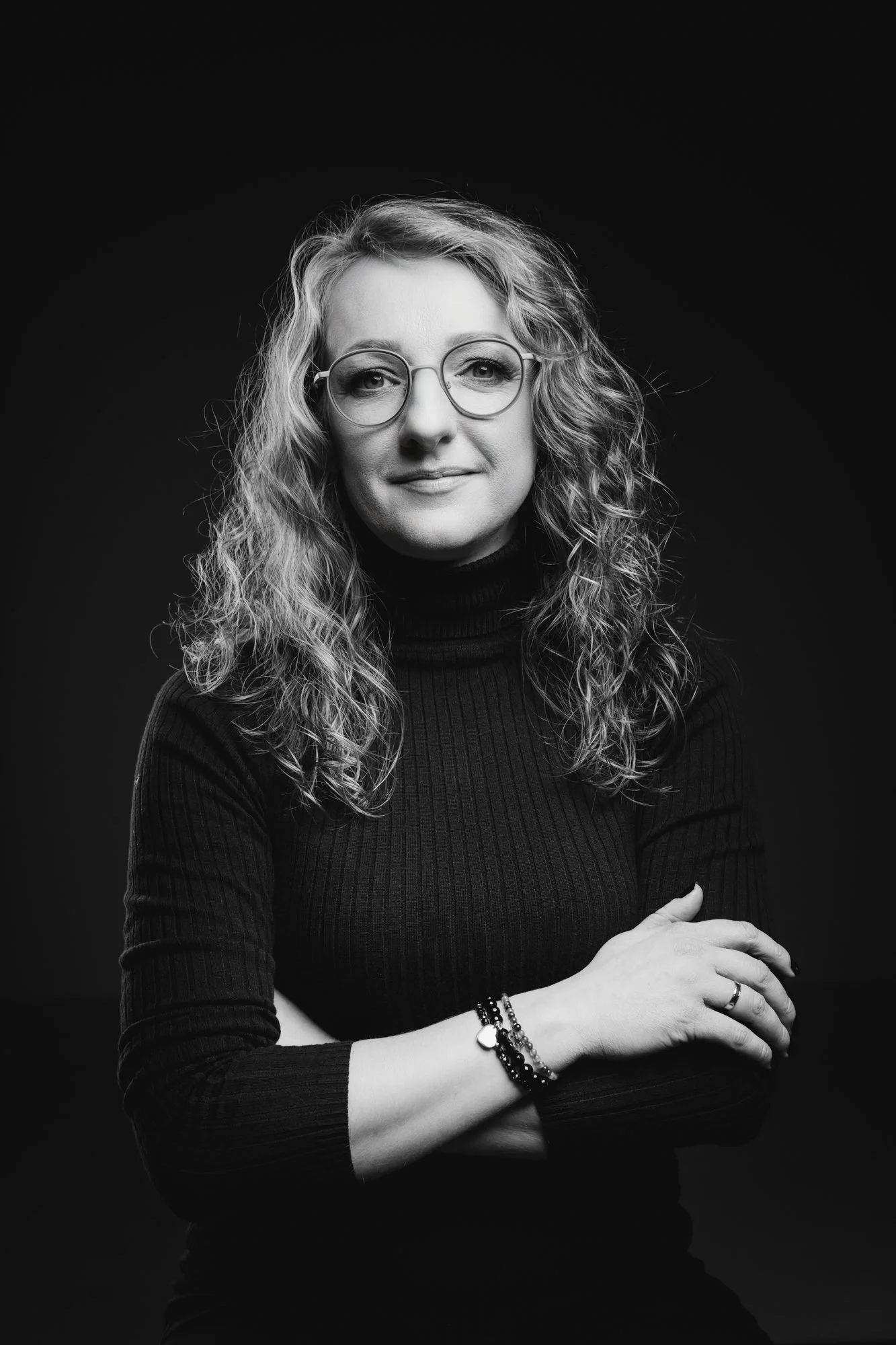 klasyczny portret kobiety na czarnym tle w studio