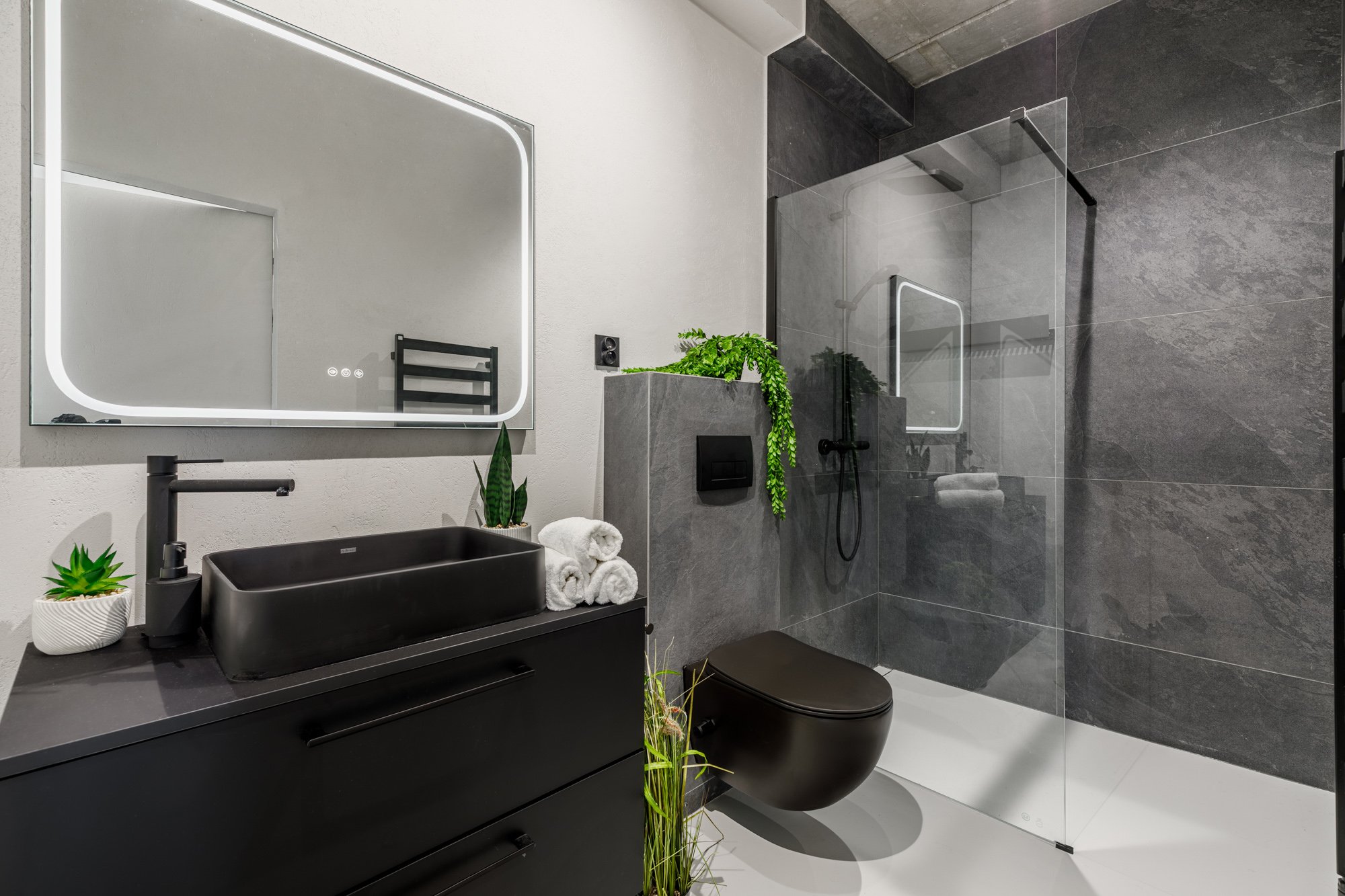 sesja nieruchomości, szare wnętrze typu loft, beton i ciemne meble, minimalizm