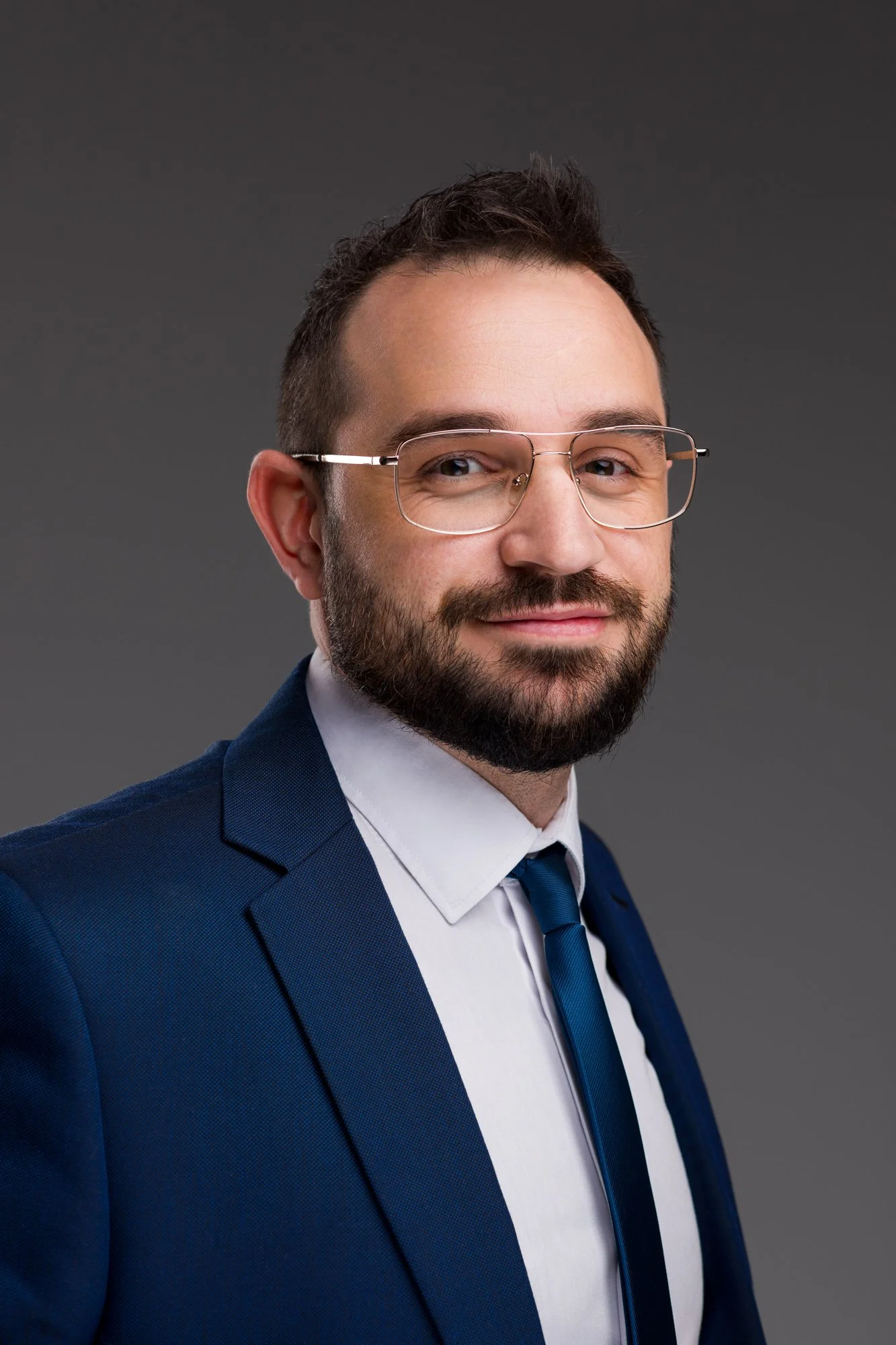 portret wizerunkowy mężczyzny w garniturze i okularach