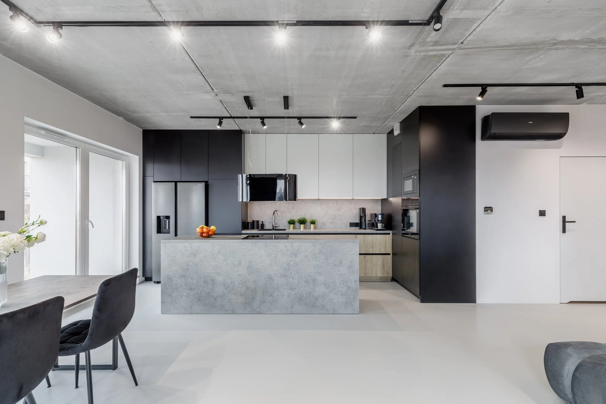 sesja nieruchomości, szare wnętrze typu loft, beton i ciemne meble, minimalizm