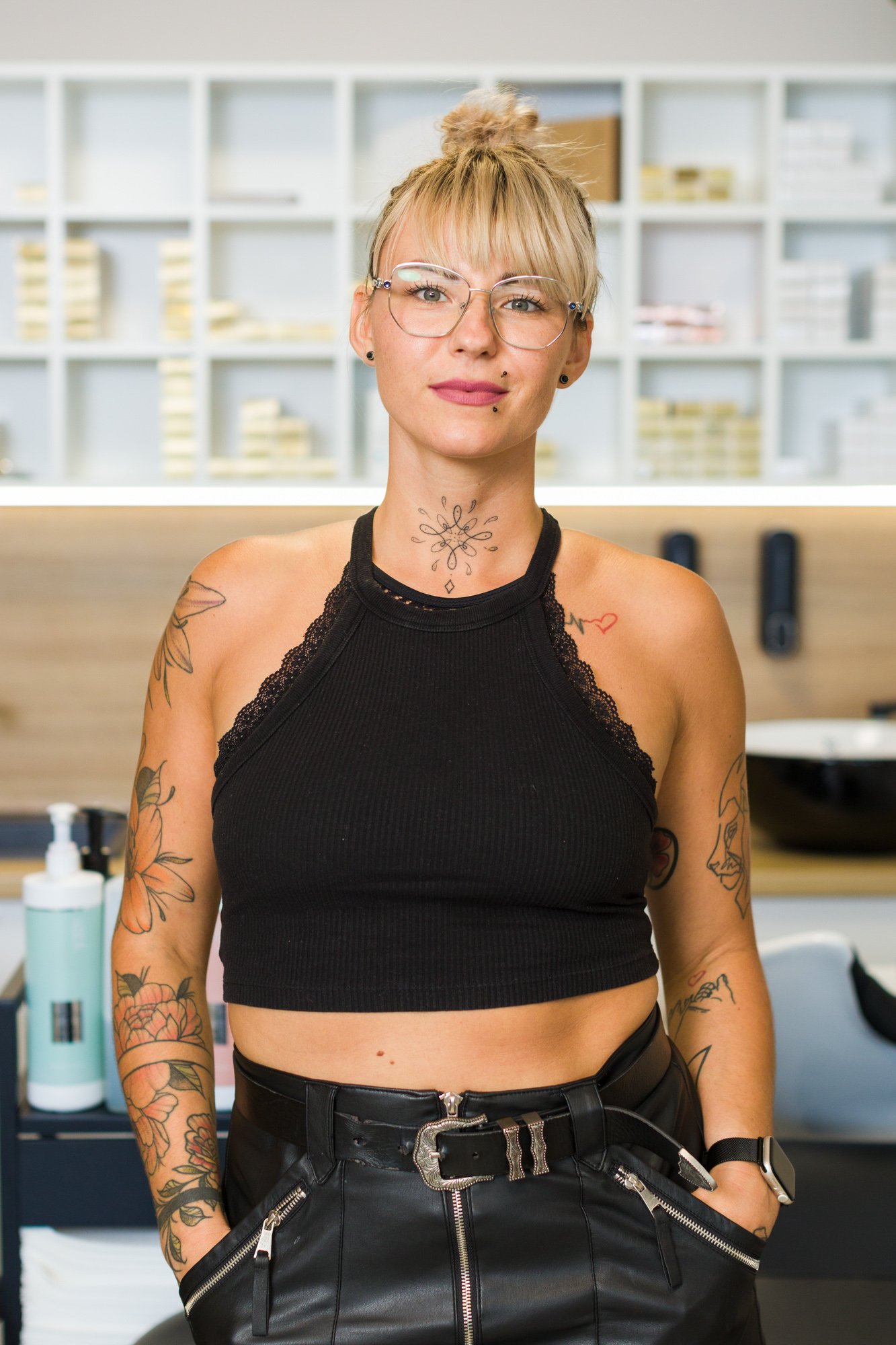 portret fryzjerki na tle salonu podczas sesji biznesowej