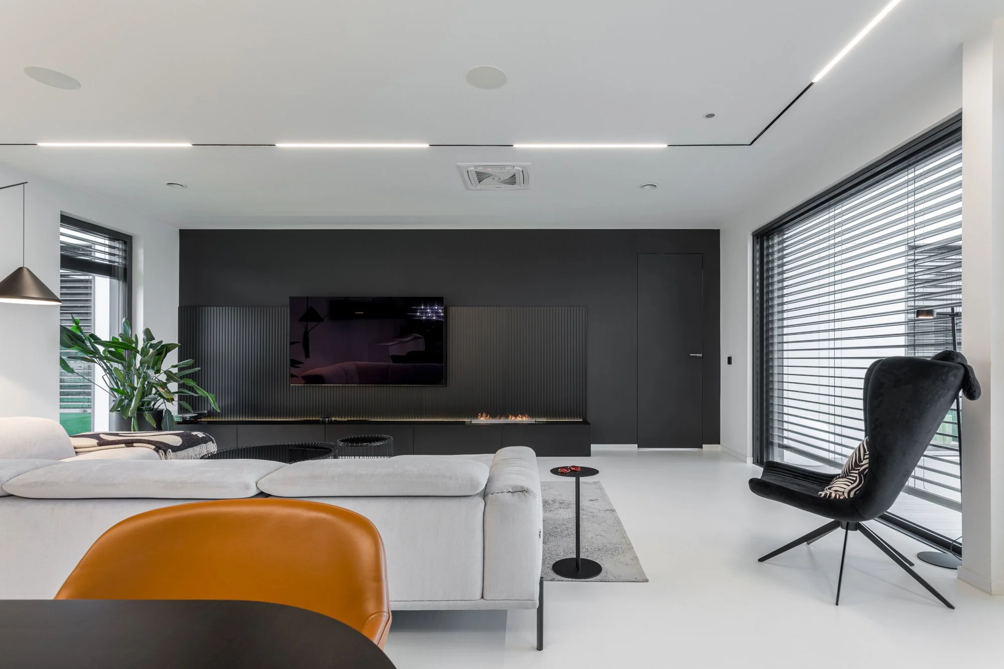 sesja zabudowy stolarskiej, meble na wymiar, minimalistyczny salon z czarną ścianą