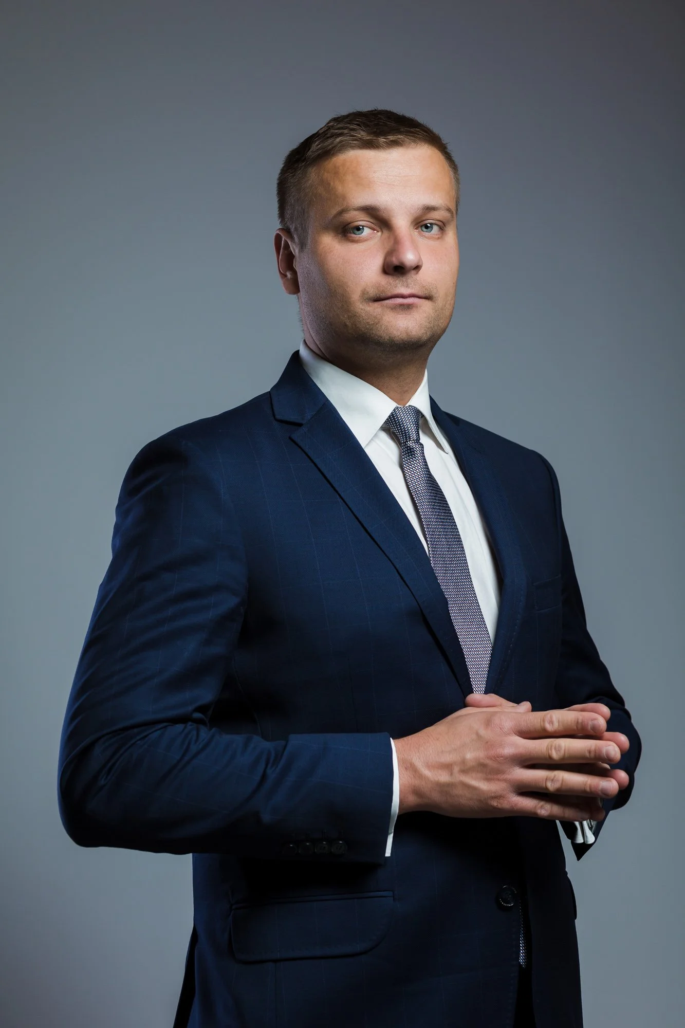 notariusz w granatowym garniturze pozuje do sesji wizerunkowej