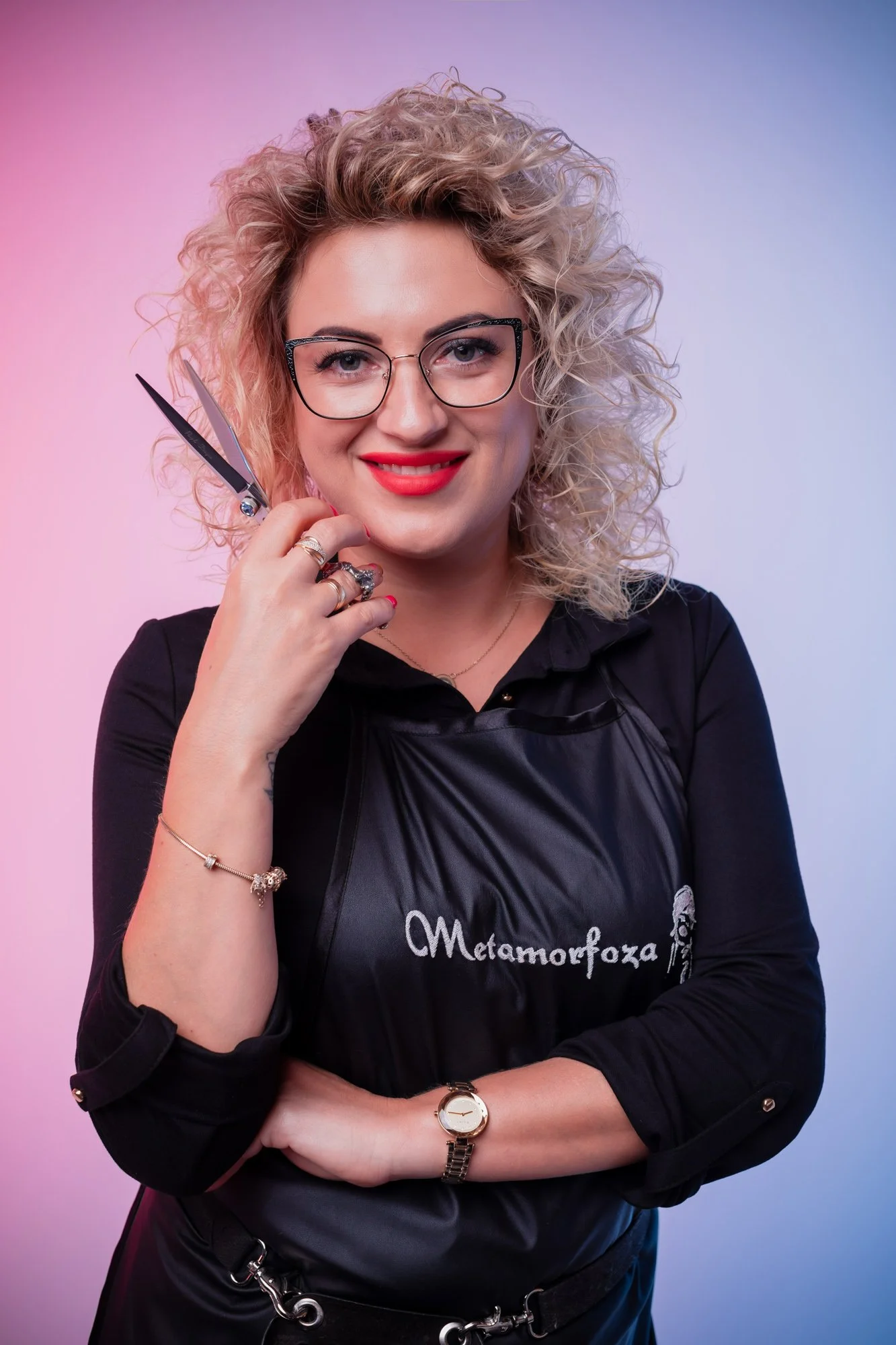 fryzjerka z nożyczkami w dłoni pozuje w studio