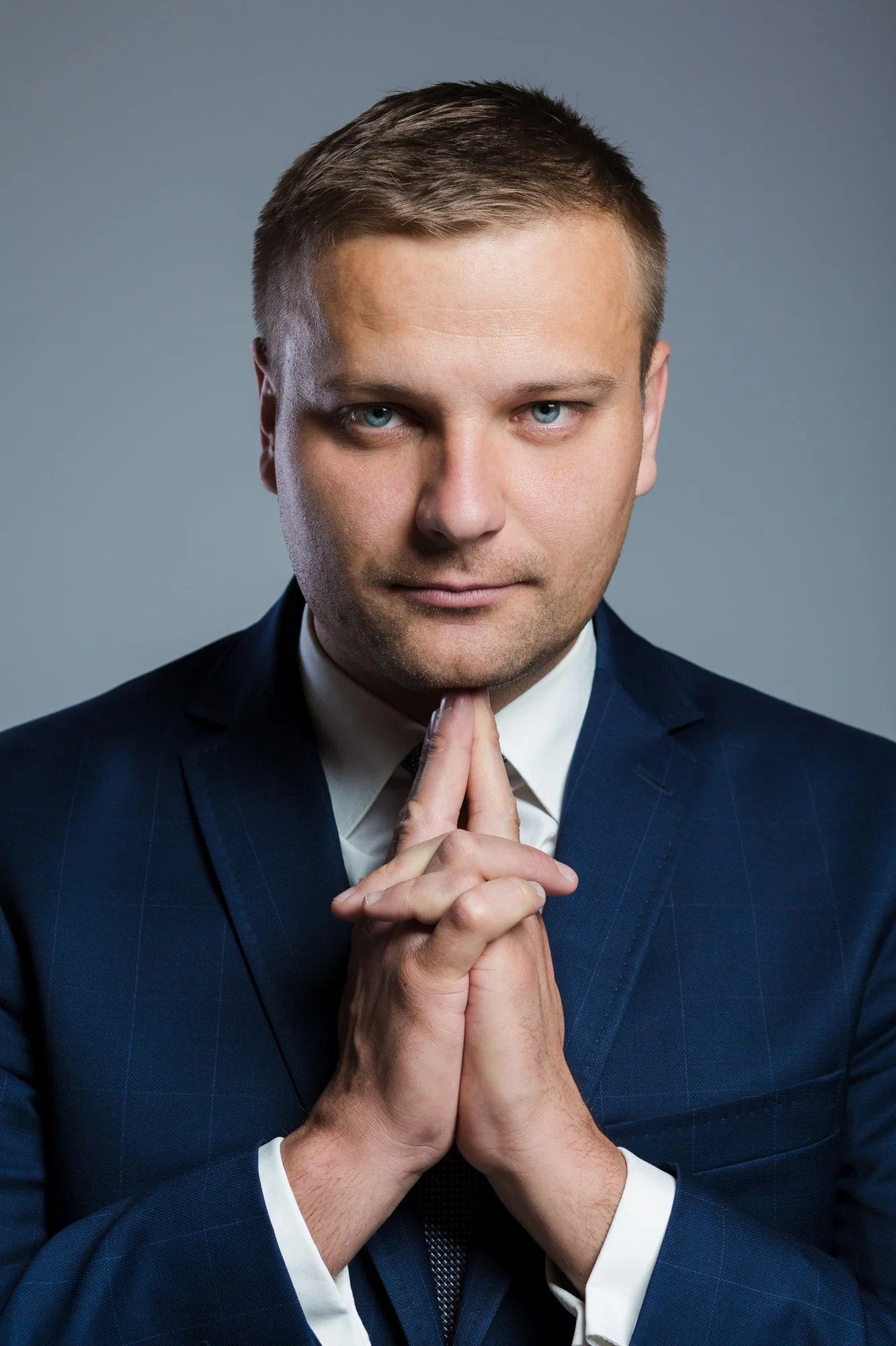 notariusz w granatowym garniturze pozuje do portretu biznesowego