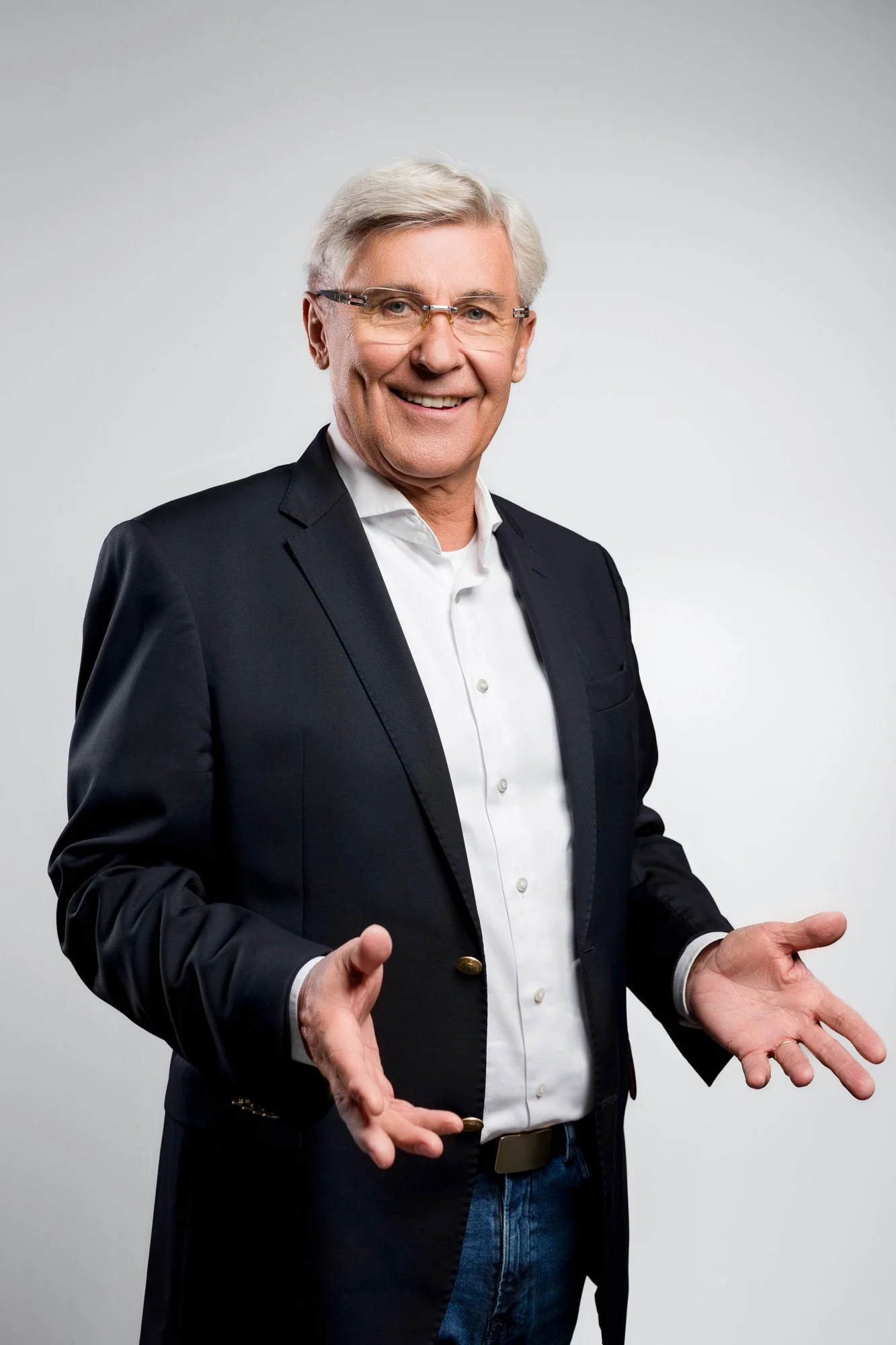 portret wizerunkowy mężczyzny, stomatologa, sesja wizerunkowa w studio