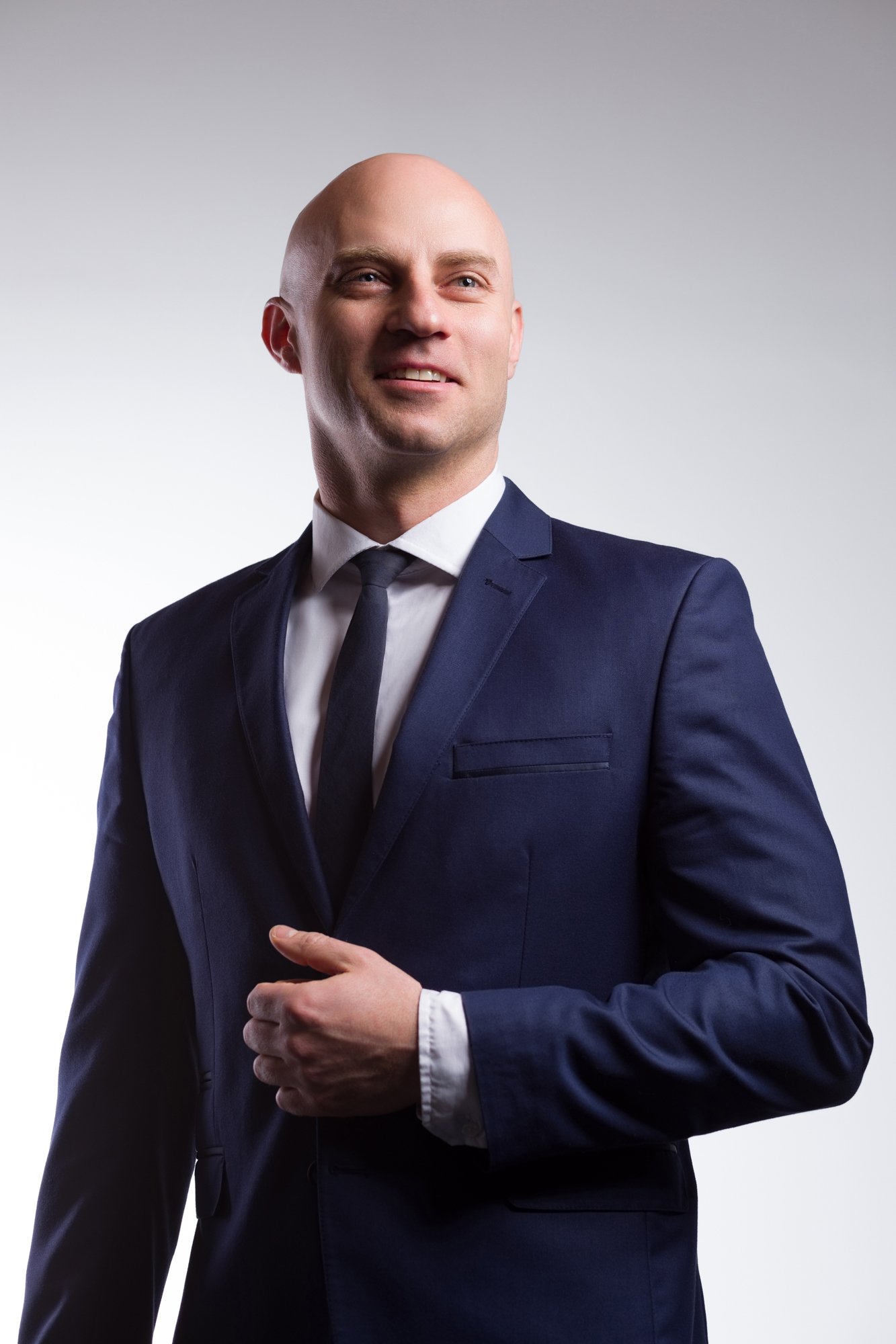 polityk w granatowych garniturze pozuje do sesji politycznej w studio