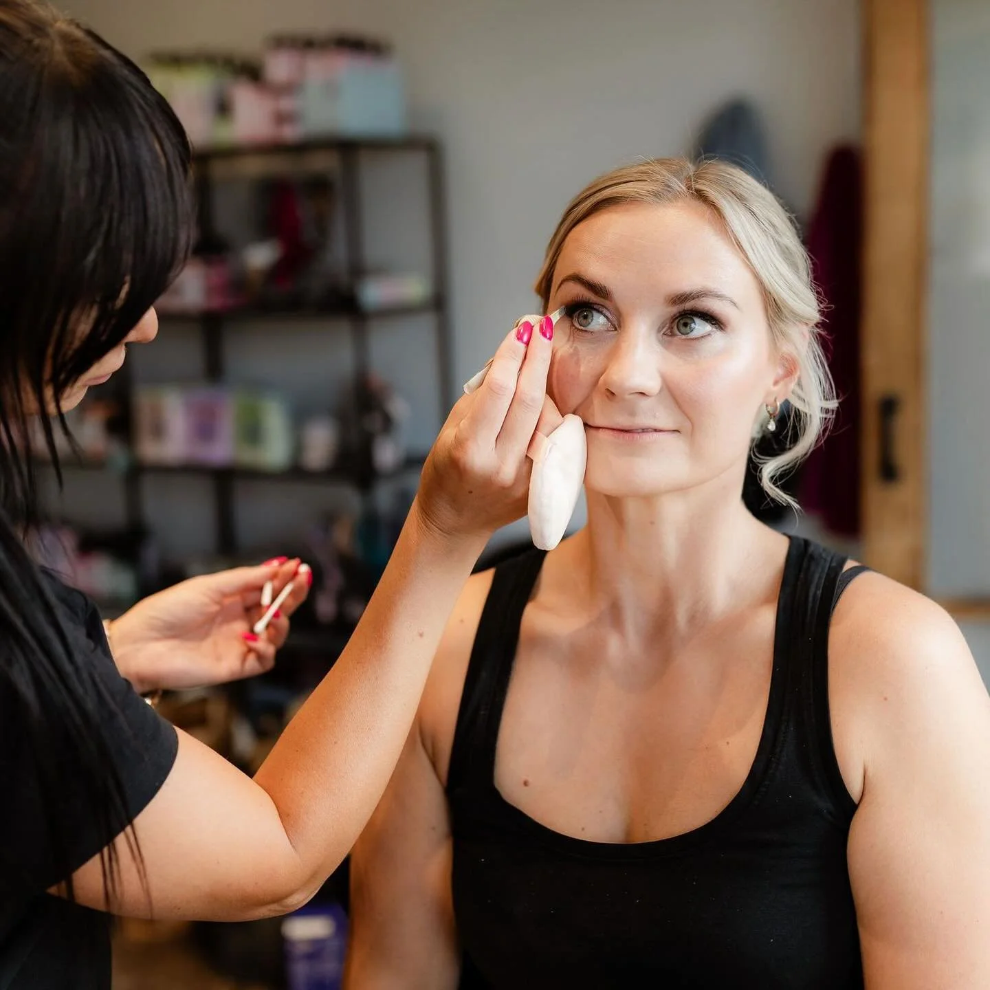 Miksi h&auml;&auml;meikki maksaa enemm&auml;in kuin juhlameikki?

V&auml;lil&auml; kuulee sanottavan, ett&auml; se on vain sit&auml; &rdquo;h&auml;&auml;lis&auml;&auml;&rdquo;, joka ei siis todellakaan pid&auml; paikkansa! Siksi listasinkin alle muut