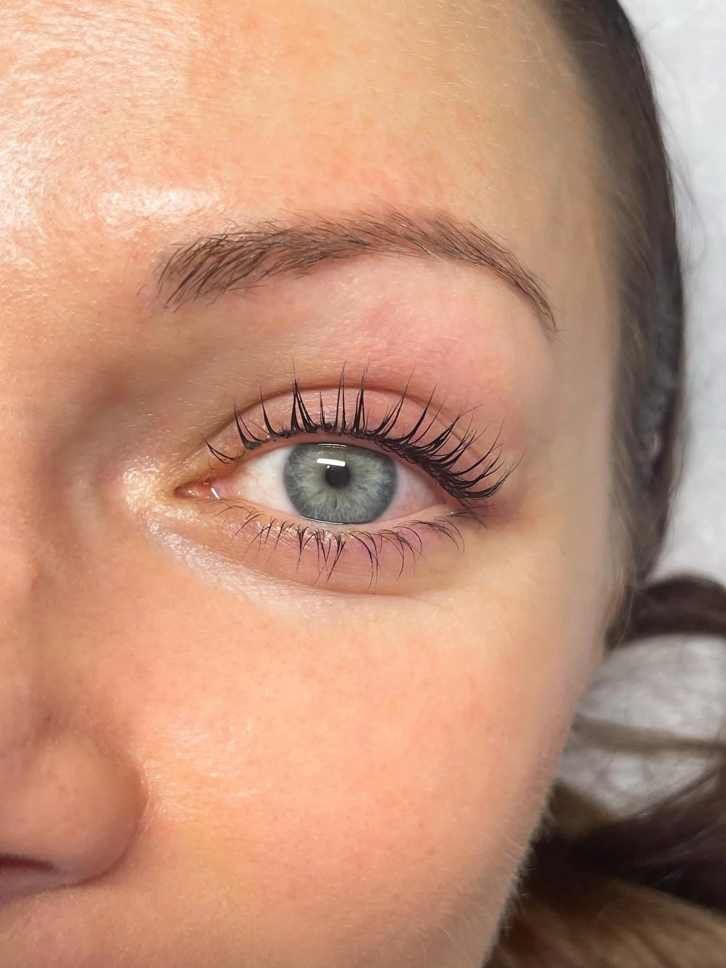 N&auml;&auml; upeet vihre&auml;t silm&auml;t p&auml;&auml;si oikeuksiinsa ja s&auml;ihkym&auml;&auml;n ripsien kestotaivutuksella ja v&auml;rj&auml;yksell&auml; 🤩 Toisesta kuvasta n&auml;et milt&auml; n&auml;ytti ennen taivutusta. 
Kyll&auml; n&auml