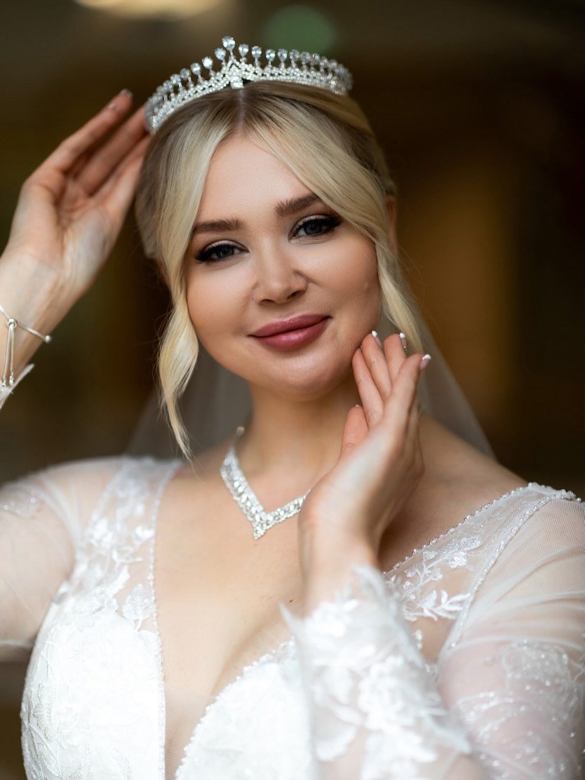 Kes&auml;n 2026 h&auml;&auml;meikkausten varauskalenteri on nyt auki! 🤍

Olen tehnyt monet seurueet yhdess&auml; taitavan kampaajamestari @bynea.mantyla kanssa ja voit nyt varata h&auml;net kampaajaksenne samalla varauksella! Liikumme molemmat tarvi