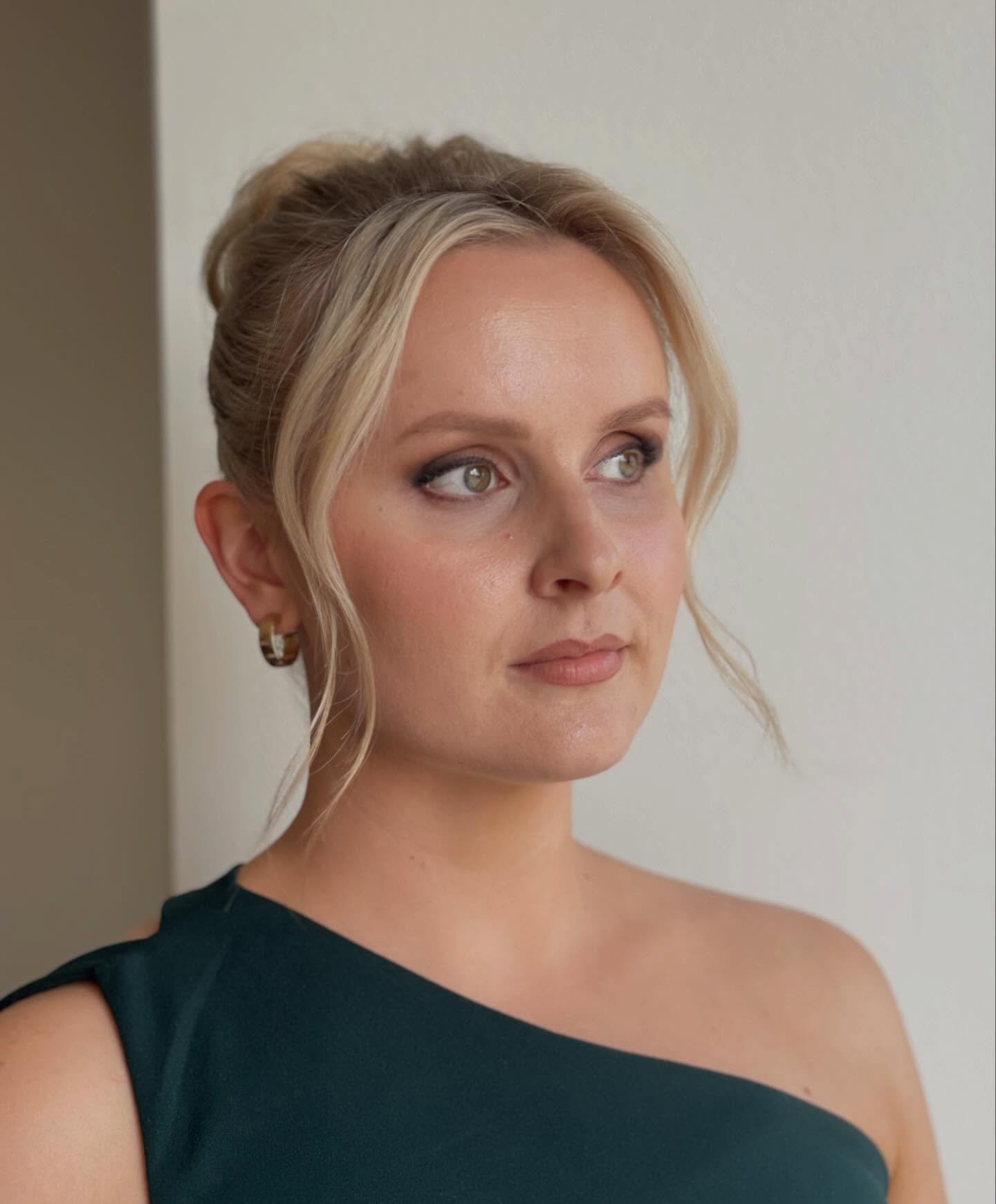 Nyt on jo meneill&auml;&auml;n eka kev&auml;tkuukausi ja edess&auml; h&auml;&auml;m&ouml;tt&auml;&auml; tuleva juhlasesonki 💫

T&auml;m&auml;n kes&auml;n (touko-syyskuu) meikkauskalenteri alkaakin olla viikonloppujen osalta jo t&auml;ynn&auml;. Se o