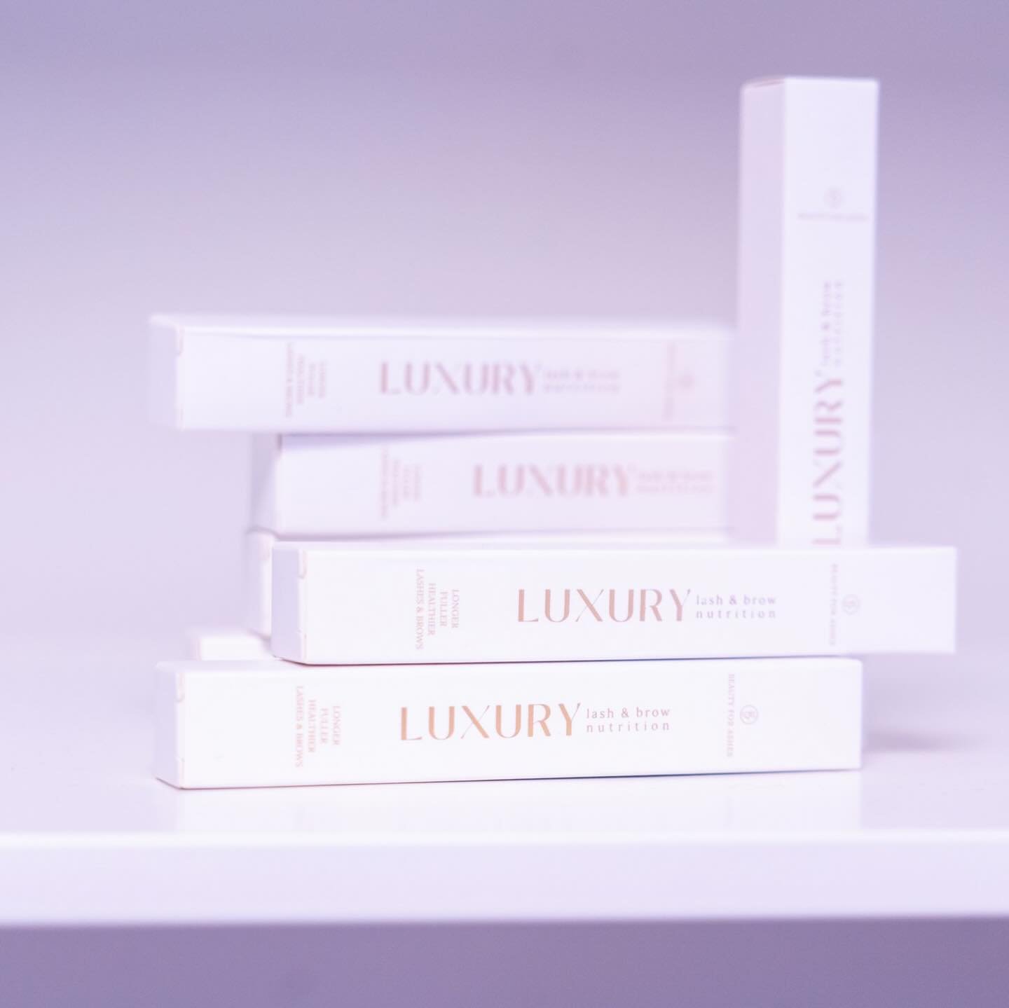 Unohda nopeat vain ripsien kasvua boostaavat seerumit ja HOIDA ripsi&auml; ja kulmiasi OIKEASTI.

Luonnonmukainen ripsiseerumi Luxury lash&amp;brow nutrition sis&auml;lt&auml;&auml; 100% luonnolliset ainesosat.

Luxury ripsiseerumi on suunniteltu huo