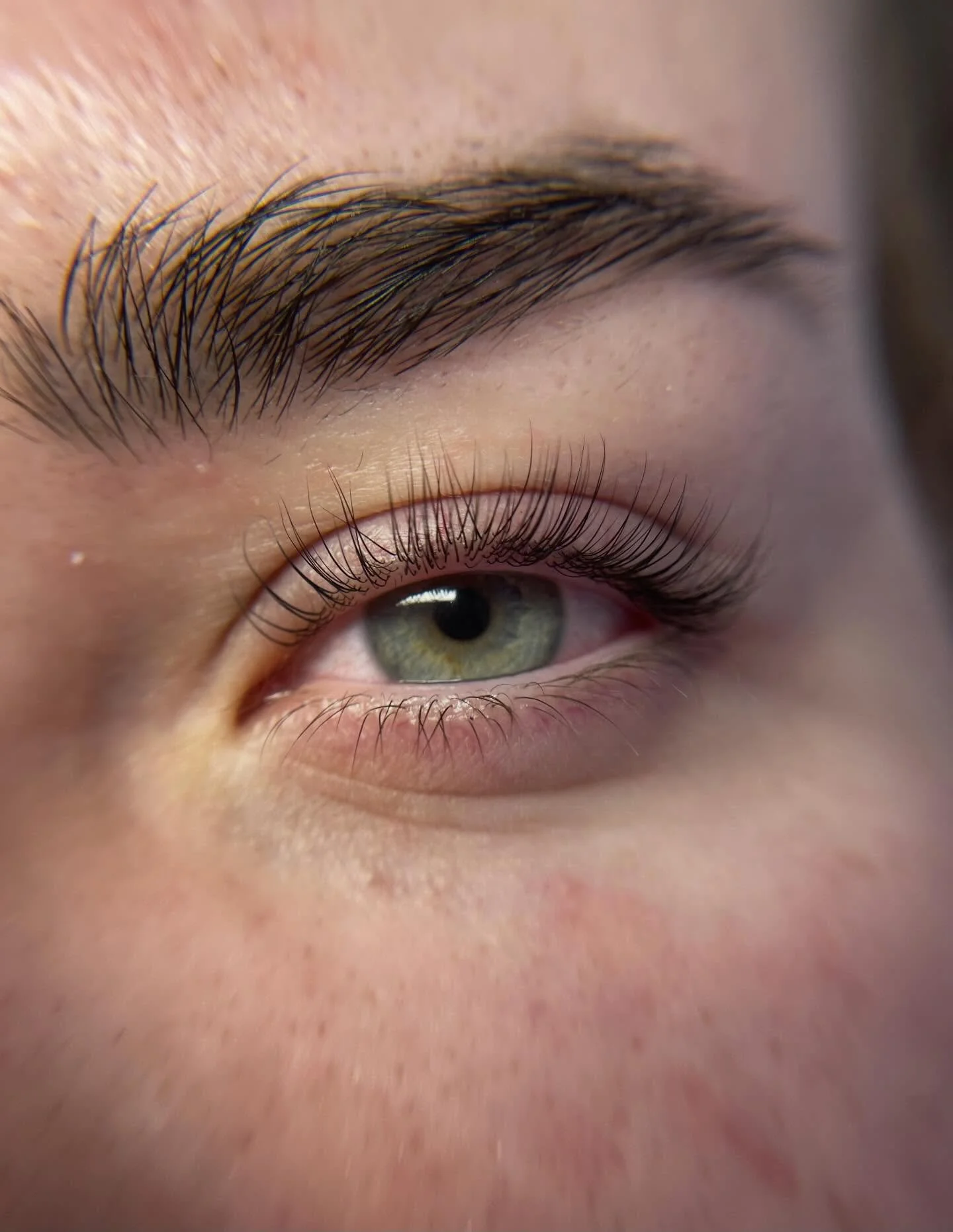 ✨ Katse, joka puhuu puolestasi ✨

Haaveiletko kauniisti kaartuvista, huolitelluista ripsist&auml; ilman p&auml;ivitt&auml;ist&auml; ripsiv&auml;ri&auml;? 💫
Ripsien kestotaivutus on t&auml;ydellinen yhdistelm&auml; luonnollista kauneutta ja vaivattom