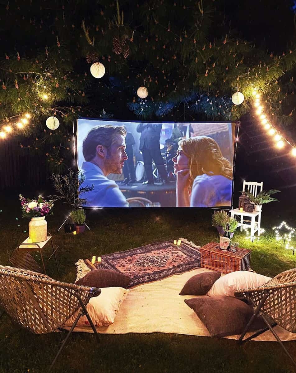Outdoor-Movie-Screen-Ideas-For-Backyards-04-1-Kindesign.jpeg