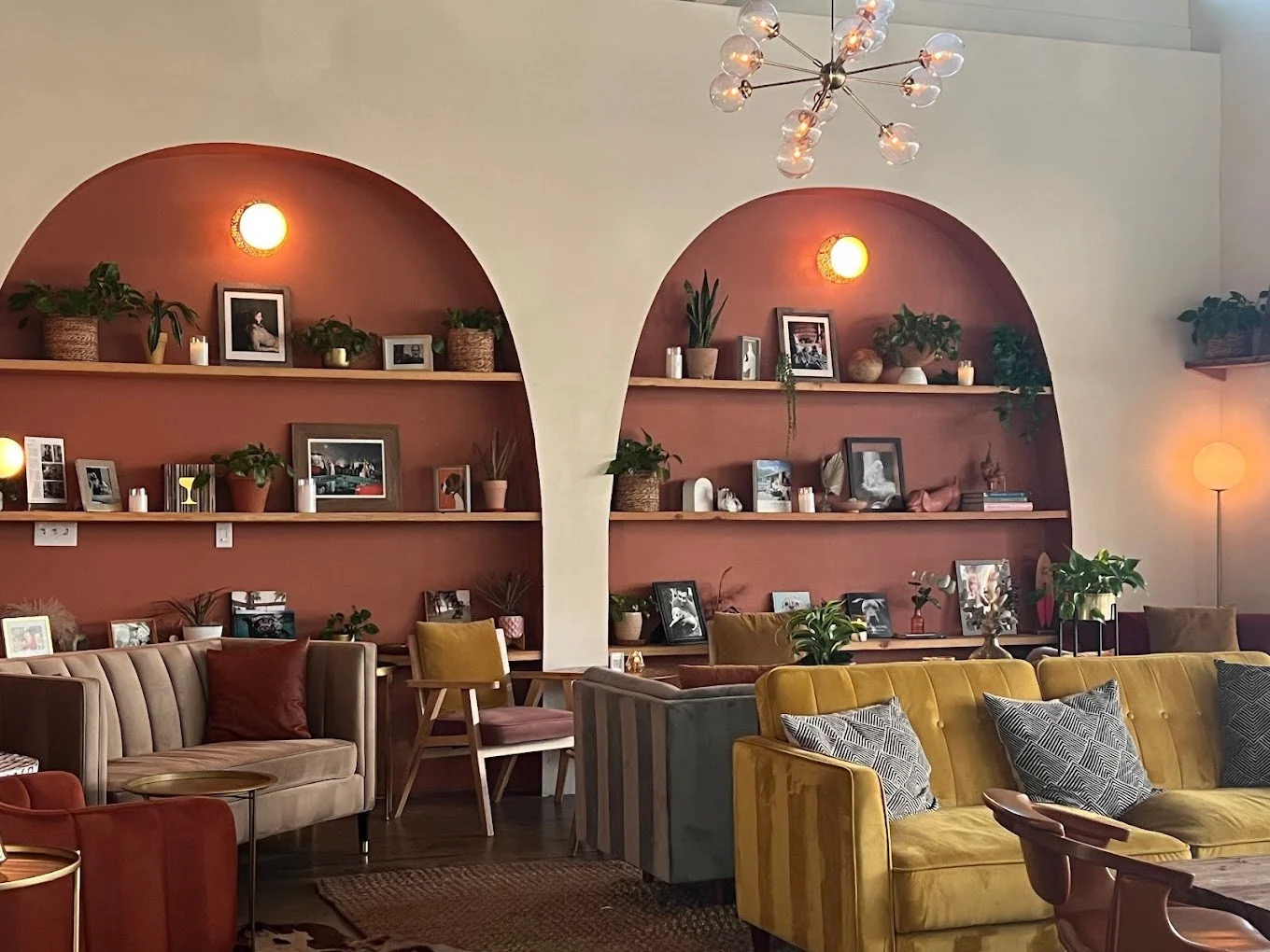 Palm Springs dreaming at @boozehoundsps 🌵⁠
⁠
⁠
⁠
⁠
#palmspringsstyle #psiloveyou #palmsprings #california #tourismcalifornia #archway #archstyle⁠