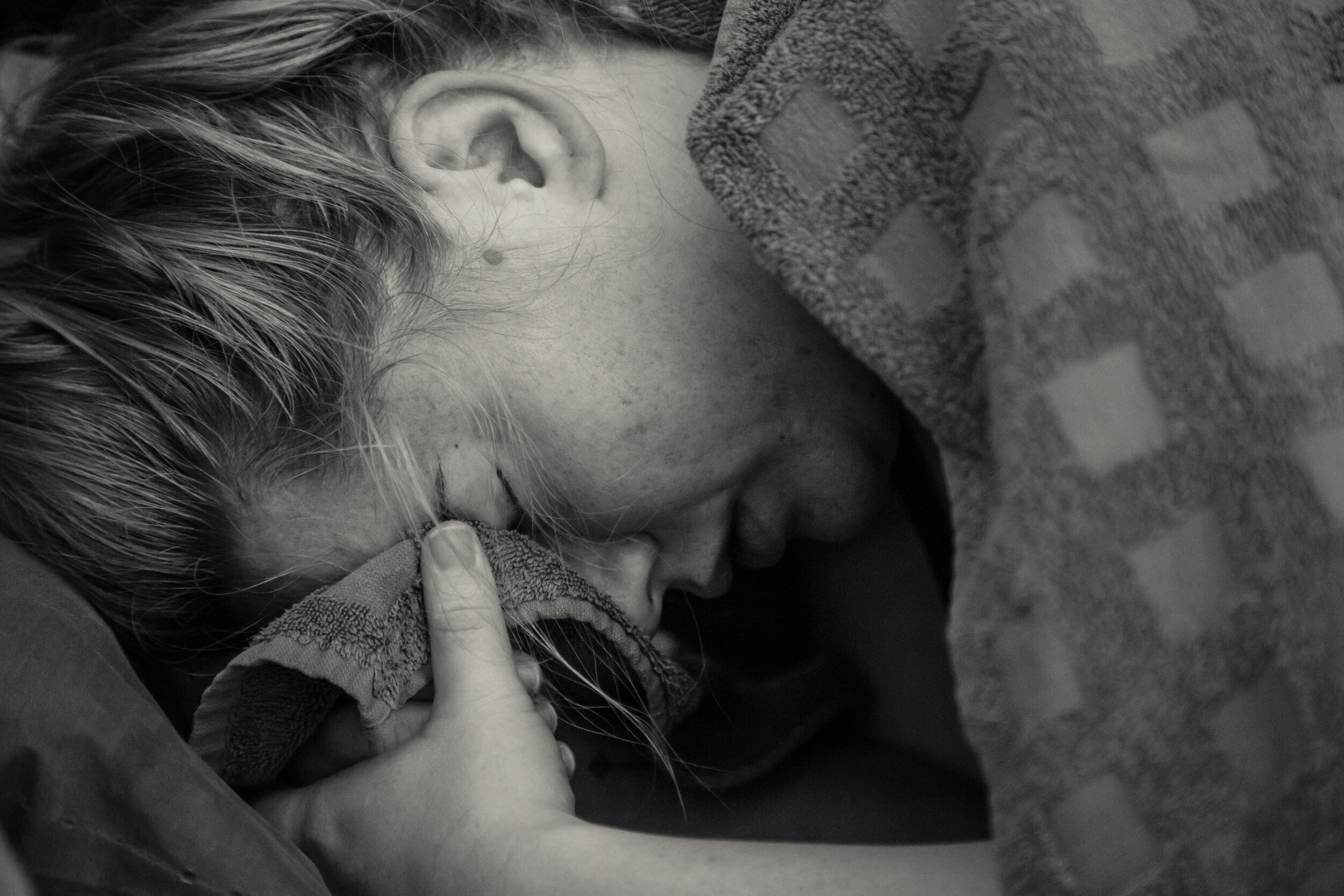 Rachel is becoming increasingly tired, as she has not slept or ate in almost two days. Anything she eats she throws up and everytime she tries to sleep she is woken up by an intense contraction. After reaching the 48 hour mark, Rachel decides its bes