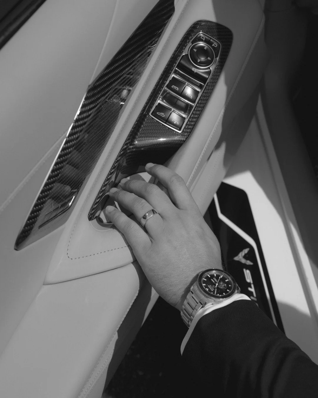 Groom details matter. The watch, the cufflinks, the memorial pins — they all tell a story of intention and presence. While the dress often takes the spotlight, we never overlook the quiet luxury that surrounds him. Every detail is part of the s