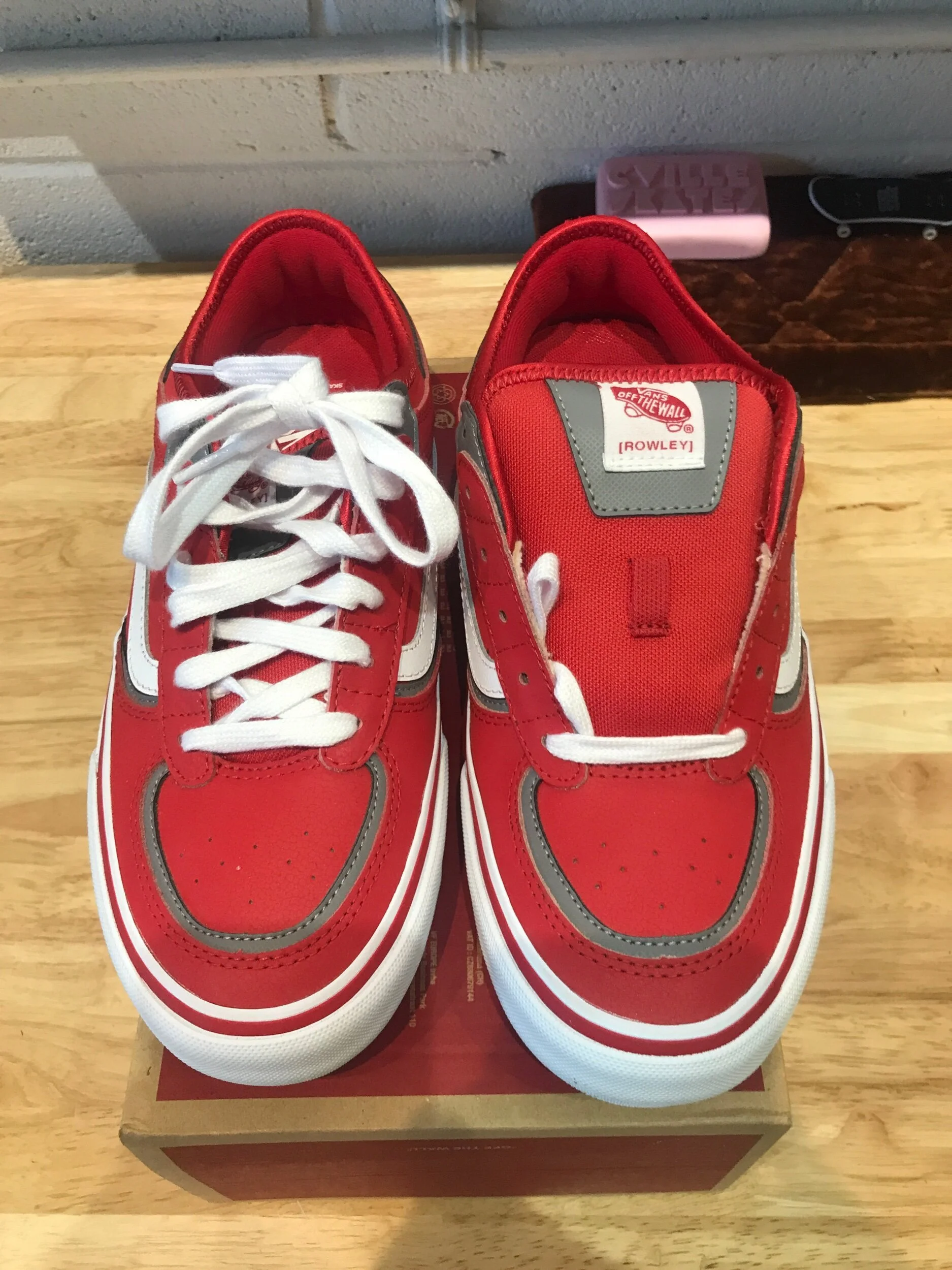 Vans chukka sale low black red