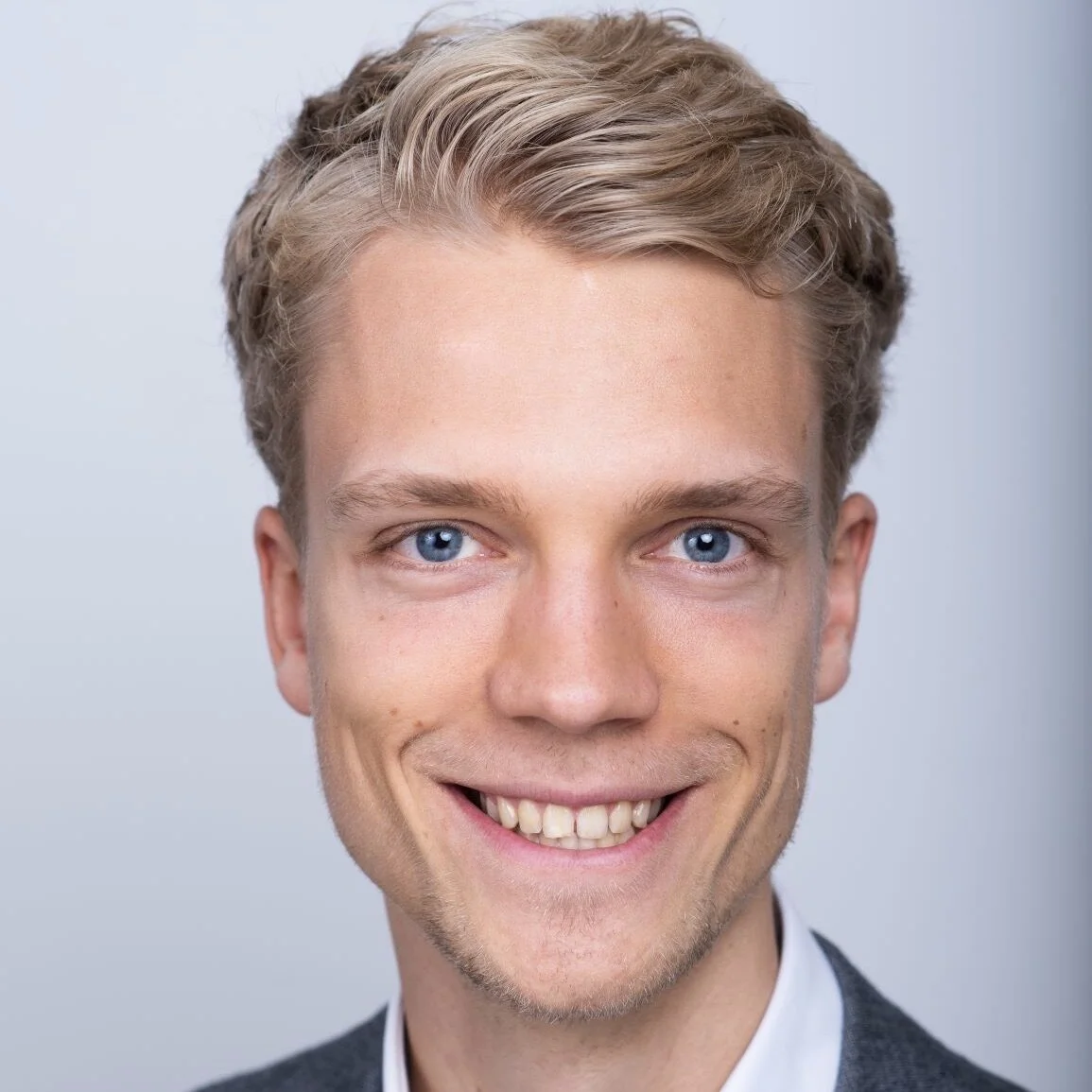 Alexander is a doctoral candidate in Public International Law. His thesis explores party status to armed conflict in international law. His doctoral research is supported by a Clarendon scholarship and by a doctoral scholarship of the German Nationa…