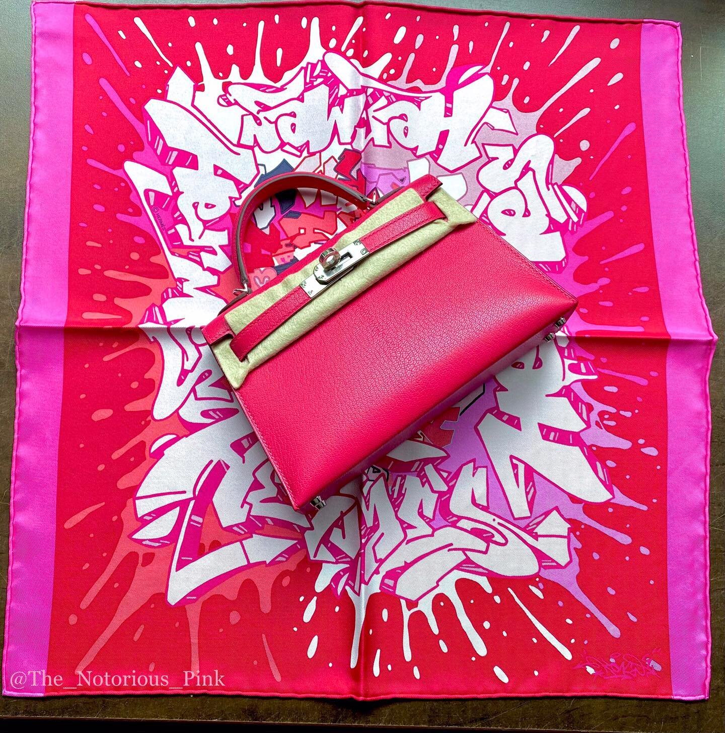 💖 Love 💖 Graff Herm&egrave;s Gavroche with the Mini Kelly in Rose Extreme. Obviously my favorite pairing in my latest video (LINK IN BIO); I gave this two long shots, as the proportions of each piece give the appearance of a &ldquo;splat&rdquo;. Ro