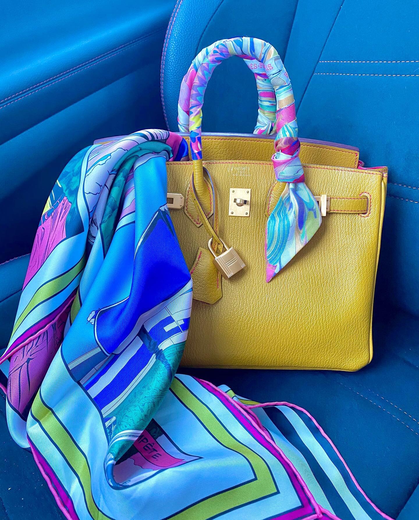 One thing I enjoy about collecting is when completely different pieces come together for a perfect match. My sunny Jaune Ambre SO Birkin goes perfectly with these super special marbled Twillies (@hermes posted an amazing video about the unique marbli