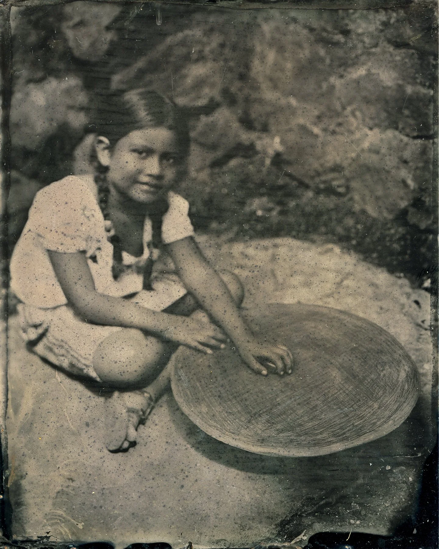 Niña con barro negro; girl with black clay; siwat tik ne tsaputik tlalli; 4x5 glass negative 